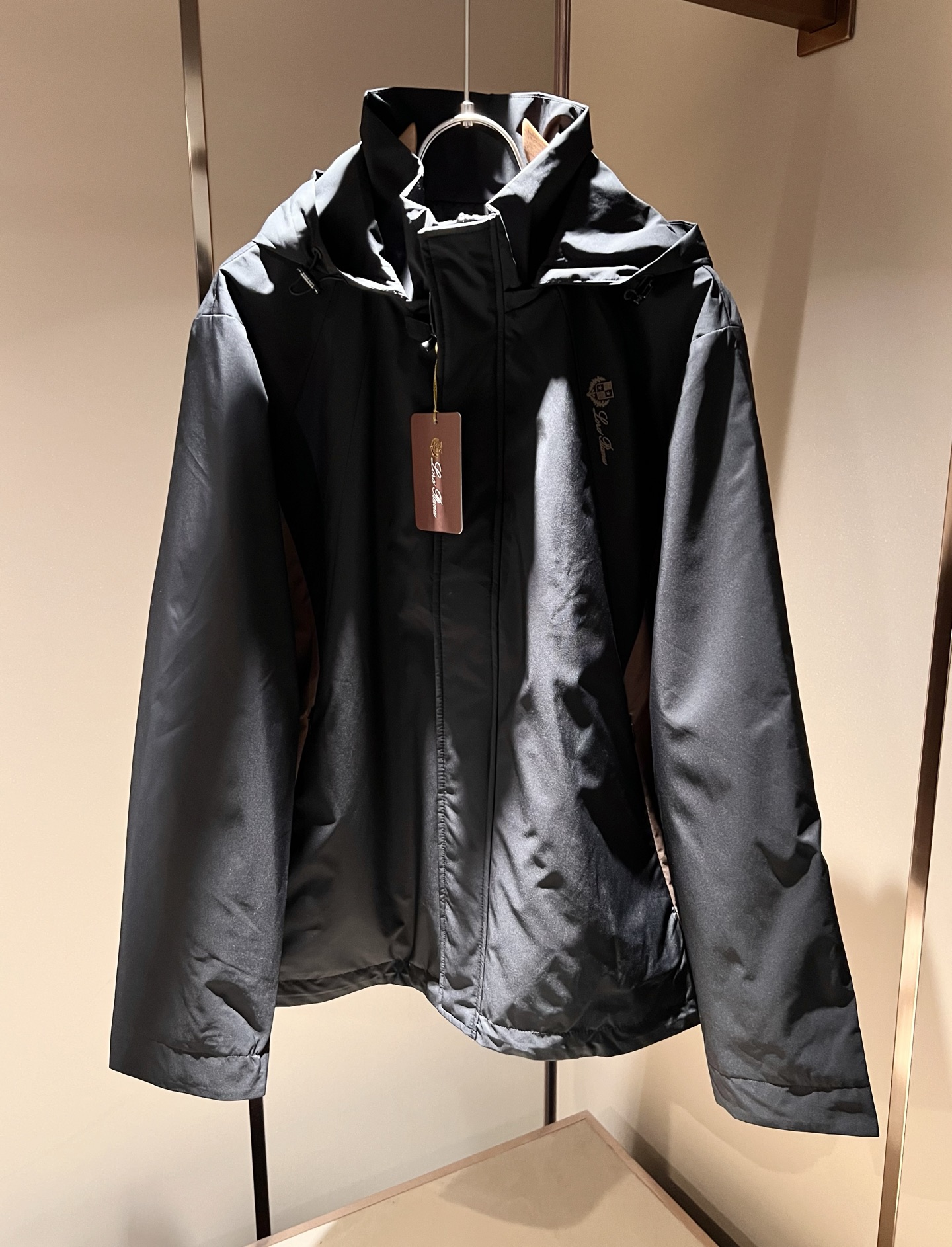 NO:509453,Loro Piana Nuoyou Pianya 2025 autumn and winter new men's casual jacket, foreign trade company order!  Customer-supplied polyester fiber material, chest logo pattern glue-pressing design!  One of the classic proprietary fabrics!  The texture is light, soft and delicate, but the shape is straight and stylish!  It adopts a multi-layer structure and has windproof performance. The pockets are decorated with details and are extremely luxurious... Perfectly interpreting high-quality quality. Customized original hardware is available for customers!  Size M-3XL, loro piana, jackets & coats, jackets & coats, alexander wang19860909Loro Piana诺悠翩雅 2025秋冬新品男士休闲夹克外套,外贸公司订单！客供聚酯纤维材质,胸前logo图案压胶设计！经典的专有织物之一！ 质地轻盈、触感又柔软细腻、但型态又笔挺有型！ 采用多层结构、具备防风性能. 口袋饰有细节、奢华极致… 完美演绎高品质品相.客供定制原版五金！尺码M-3XL,,loro piana,jackets & coats,jackets & coats,alexander wang,Men's clothing