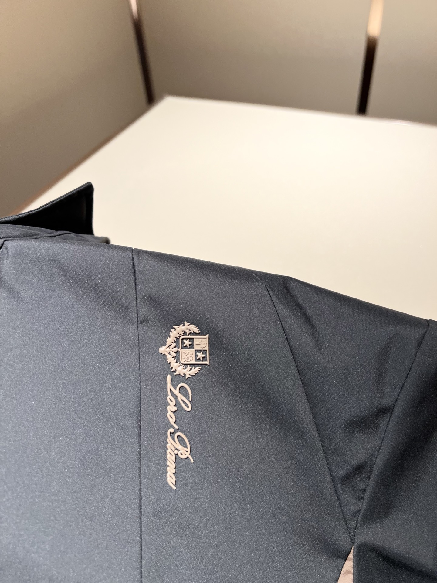  Loro Piana诺悠翩雅 2025秋冬新品男士休闲夹克外套，外贸公司订单！客供聚酯纤维材质，胸前l