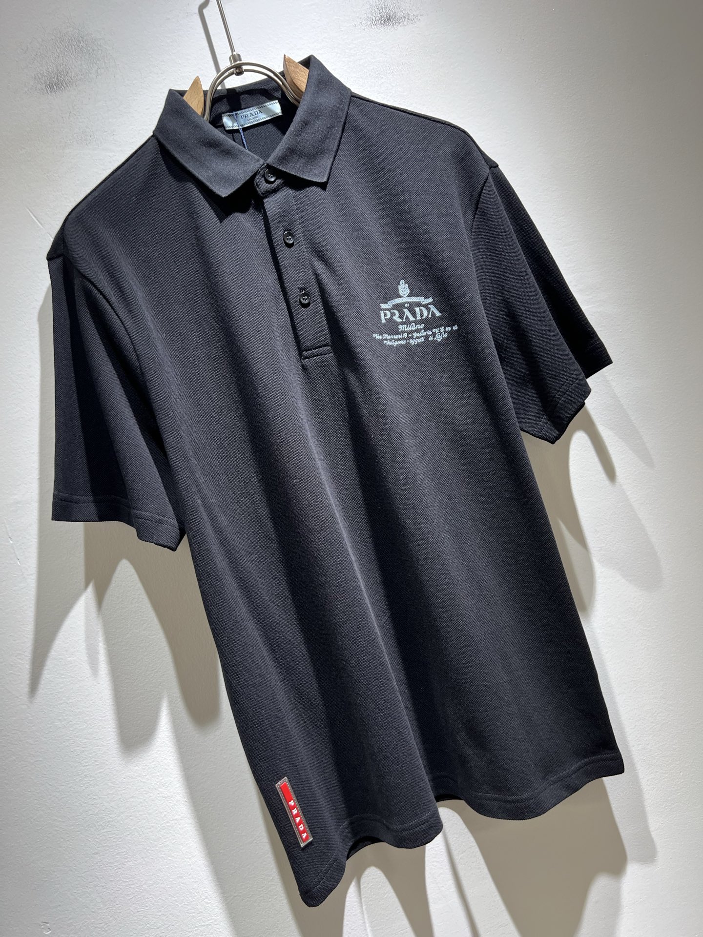  Prad*普*达 2025春夏季新款经典元素短袖Polo衫，经典大方的款式，可以穿十年都还是流行的那种