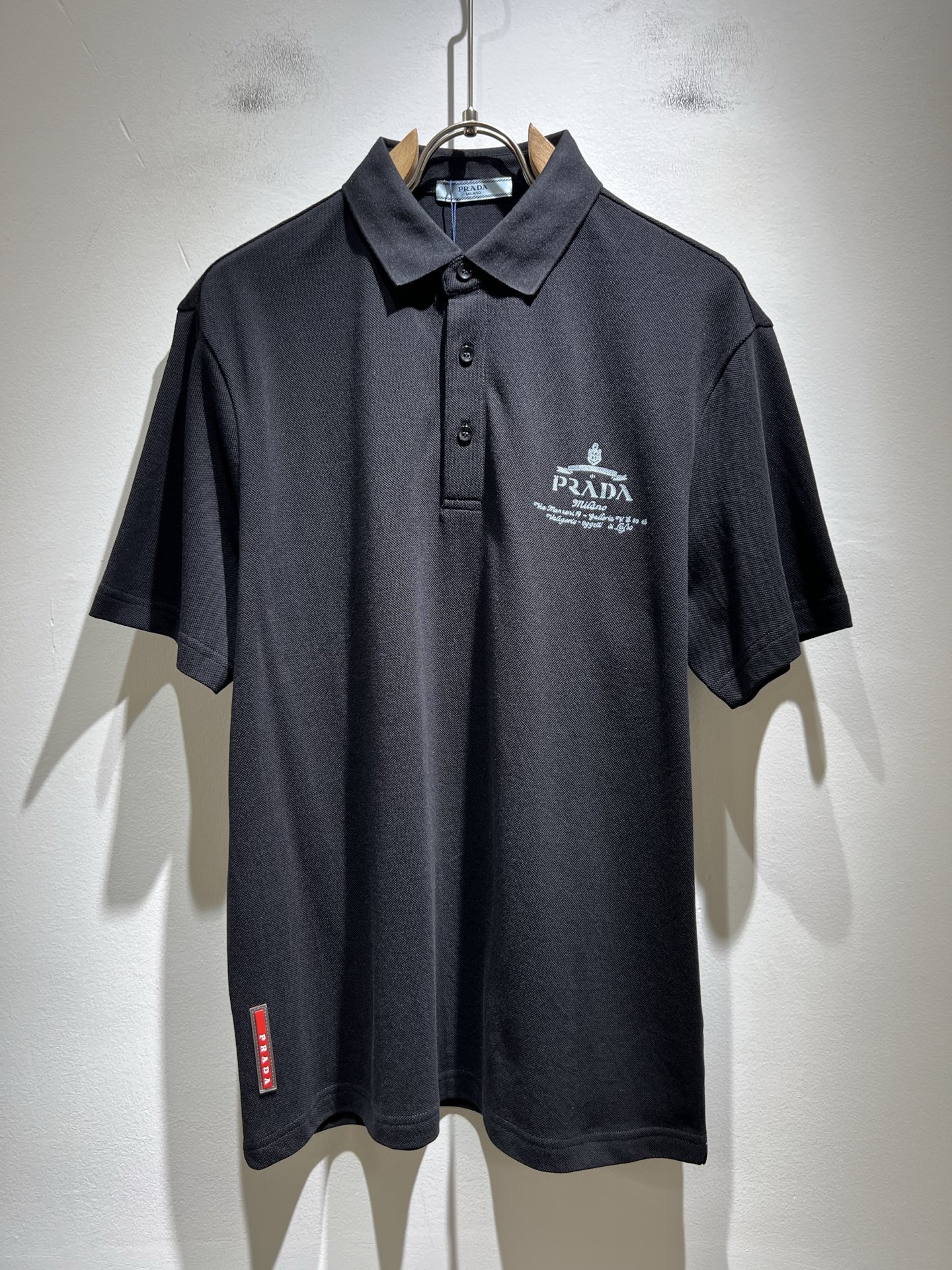  Prad*普*达 2025春夏季新款经典元素短袖Polo衫，经典大方的款式，可以穿十年都还是流行的那种