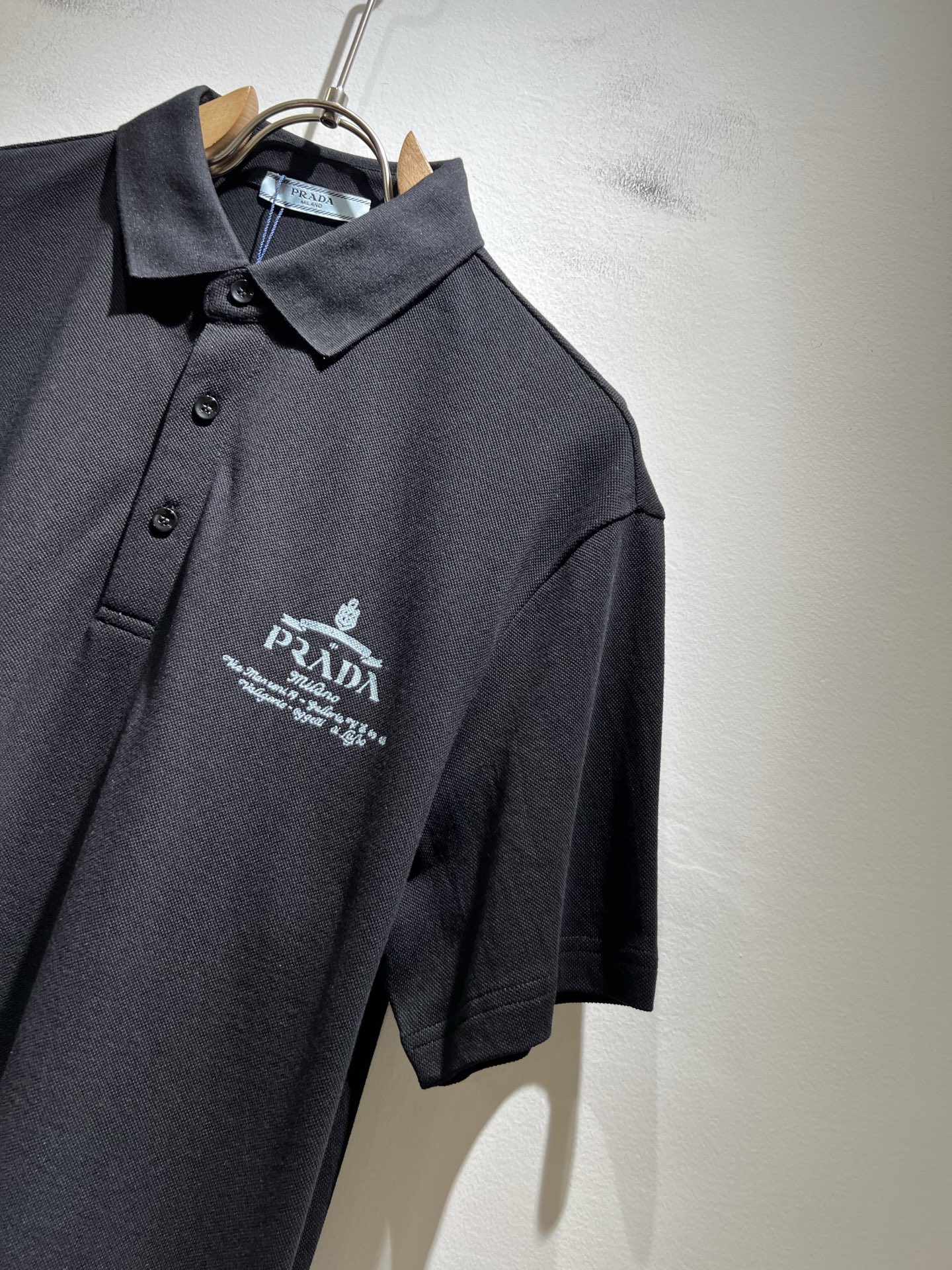  Prad*普*达 2025春夏季新款经典元素短袖Polo衫，经典大方的款式，可以穿十年都还是流行的那种
