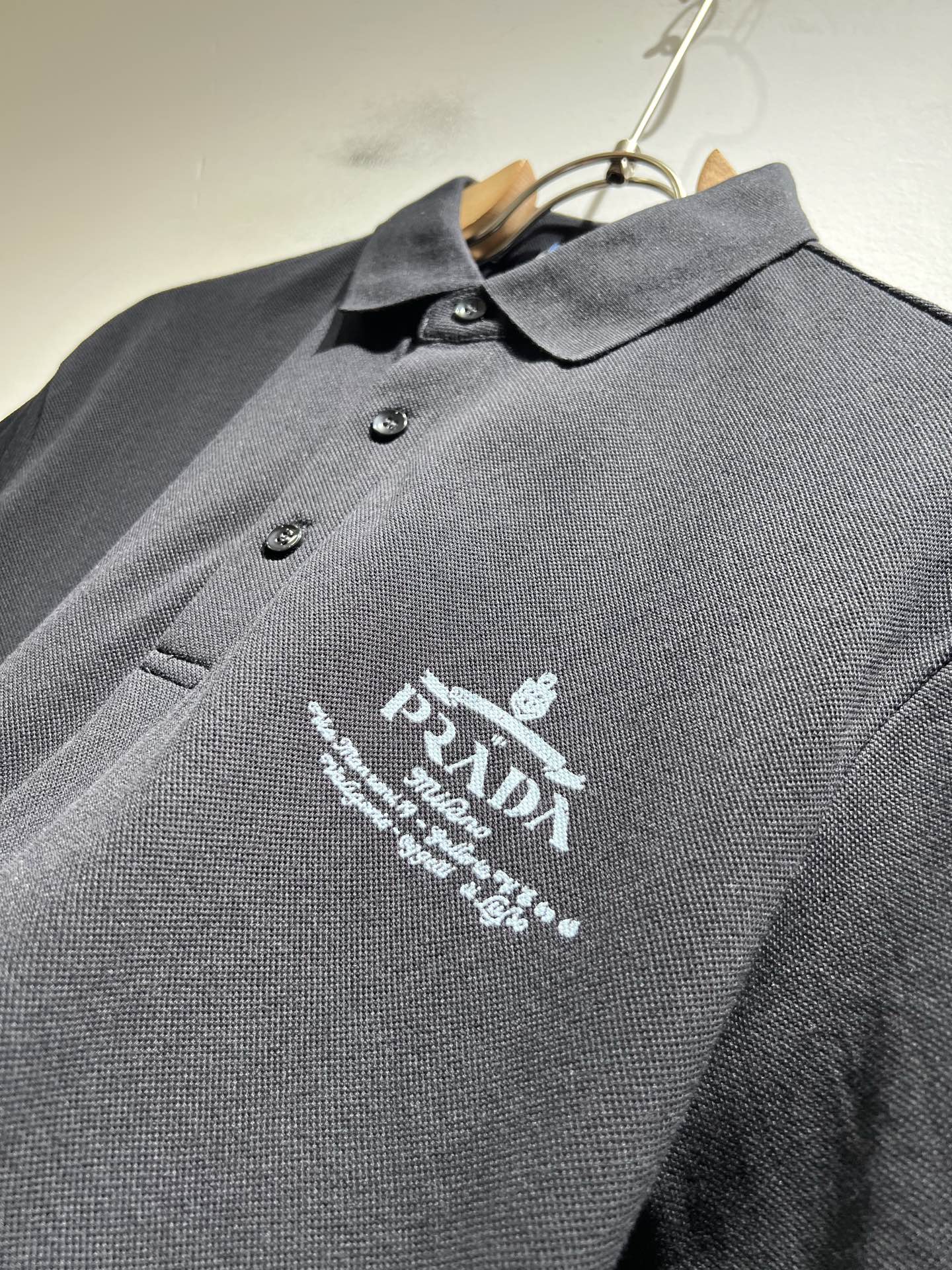  Prad*普*达 2025春夏季新款经典元素短袖Polo衫，经典大方的款式，可以穿十年都还是流行的那种