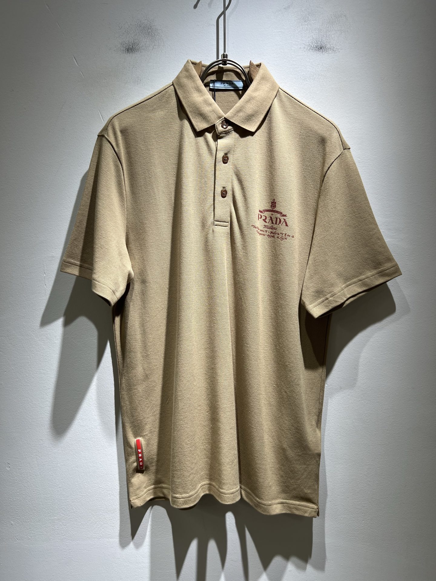 NO:509456,Prad*Pu*da 2025 spring and summer new classic element short-sleeved Polo shirt, a classic and elegant style, the kind that can be worn for ten years, you must collect a few pieces, and you must collect the rare and exquisite style!  A good taste!  It is important that it cannot avoid any season when it is imported 100% top-grade bead floor cotton!  Fine weaving!  solid!  One of the best cottons recognized in the world!  The texture is perfect! The chest logo pattern printing design!  Perfectly enrich everyone's visual sense!  Make you feel clean and neat!  Fashionable and beautiful!  !  Only by wearing Prada's short-sleeved shirt can you know what is worth it!  PRADA has always been a quality life pursued by European aristocrats and upper class scholars. This simple and casual versatile T-shirt is a personal luxury item with fashionable colors. Luxury materials and rigorous craftsmanship are the main tools for PRADA to attract fans. The flat and stylish round neck is warm, comfortable and easy to wear. The black and white colors have their own tone and handsome, and it is truly a world-class style!  The brand's design details are very exquisite, the upper body is light and stylish, and you have to buy the latest T-shirt every season. Faced with this consumable, it will save you the trouble of going out and outfitting. There are many letter T-shirts on the market, but this one is still rare to see. The streamlined tailoring and a light casual and artistic temperament give you enough spring to arrange the surface. Every person who pursues fashion, you might as well try it on the upper body!  Size M-3XL, prada, prada, T-shirt,tees, t-shirt,alexander wang19860909Prad*普*达 2025春夏季新款经典元素短袖Polo衫,经典大方的款式,可以穿十年都还是流行的那种,你一定要收藏几件,难得精致极致的款,你一定要收！好品味的一件！重要到哪个季节都绕不开它百分百进口顶级珠地棉！织法精细！结实！世界公认最好的棉之一！手感质感都极完美! 胸口logo图案印花设计！完美的丰富大家的视觉感！让你感觉干净利落！时尚又好看！！穿上普拉达的这款短袖,才知道什么是人间太值得！PRADA一直都是欧洲贵族和上流社会雅士追求的品质生活这款简易休闲百搭T恤更是穿出个人奢侈的单品色彩时尚 奢侈的材质和严谨的工艺是PRADA圈粉的主要利器平整有型的圆领,版型温暖舒适好穿又好搭,黑白双色自带腔调和帅气,真正的一款打天下！品牌的设计细节十分考究,上身轻便有型,每季都要入手最新的T恤,面对这种消耗品,直接省了你出门穿搭的烦恼,市面上的字母T恤有很多,但这款还很难得一见了,信手拈来的流线剪裁,淡淡的休闲文艺气质,给足春日的排面,每个对时髦度有追求的你,都不妨上身一试！尺码M-3XL,,prada,prada,T-shirt,tees，t-shirt,alexander wang,Men's clothing