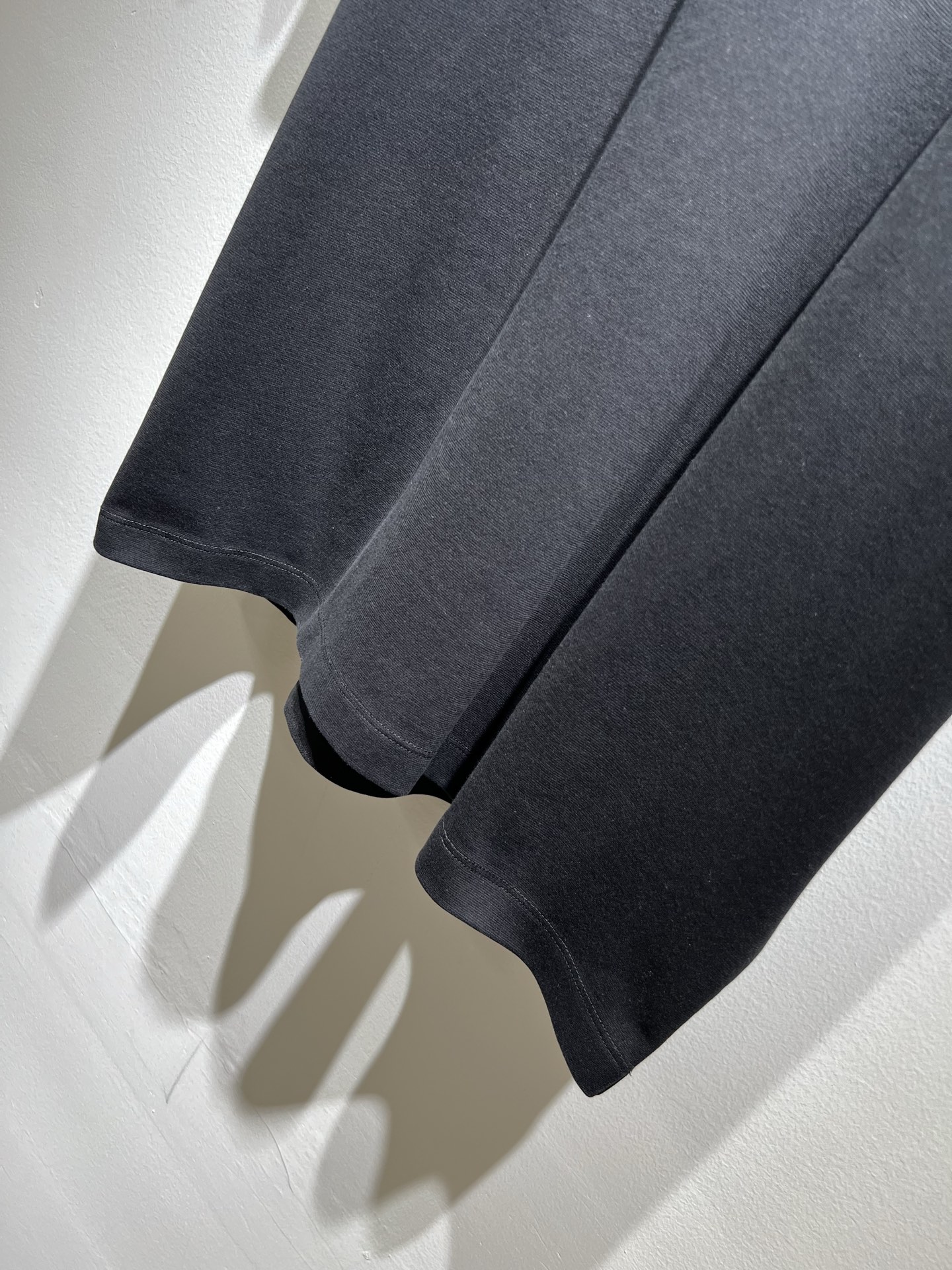  PRAD*A普*达2025春夏新款男女同款👫短袖T恤，最新款全网独家首上！！~既经典有时尚百搭，谁不爱