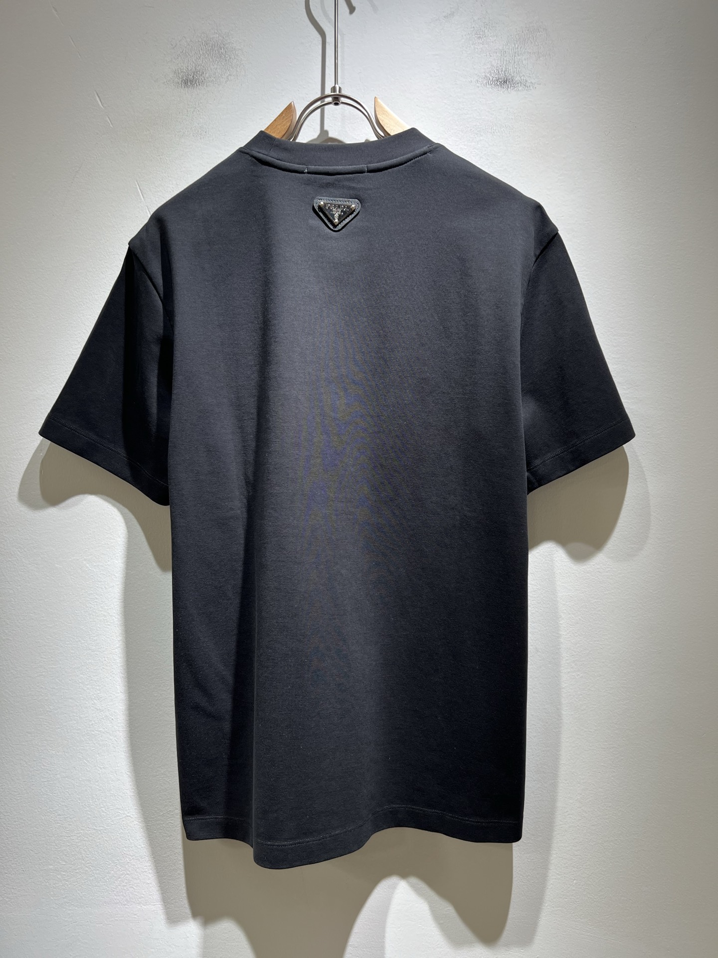  PRAD*A普*达2025春夏新款男女同款👫短袖T恤，最新款全网独家首上！！~既经典有时尚百搭，谁不爱