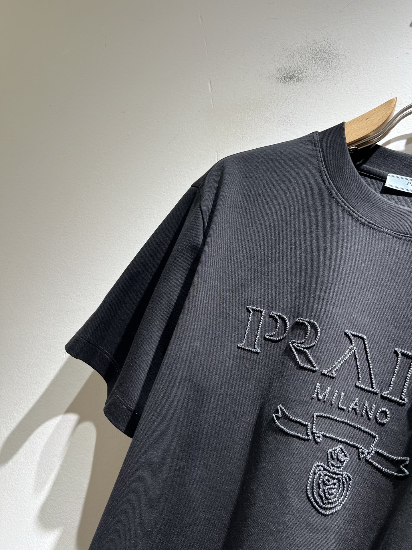  PRAD*A普*达2025春夏新款男女同款👫短袖T恤，最新款全网独家首上！！~既经典有时尚百搭，谁不爱