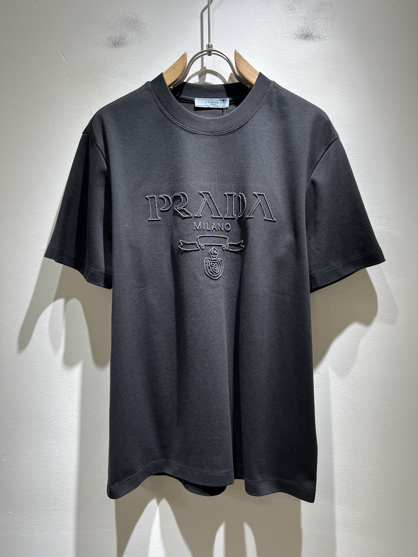  PRAD*A普*达2025春夏新款男女同款👫短袖T恤，最新款全网独家首上！！~既经典有时尚百搭，谁不爱