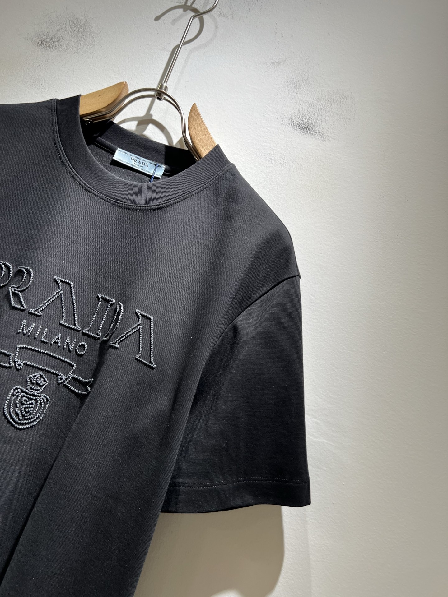  PRAD*A普*达2025春夏新款男女同款👫短袖T恤，最新款全网独家首上！！~既经典有时尚百搭，谁不爱