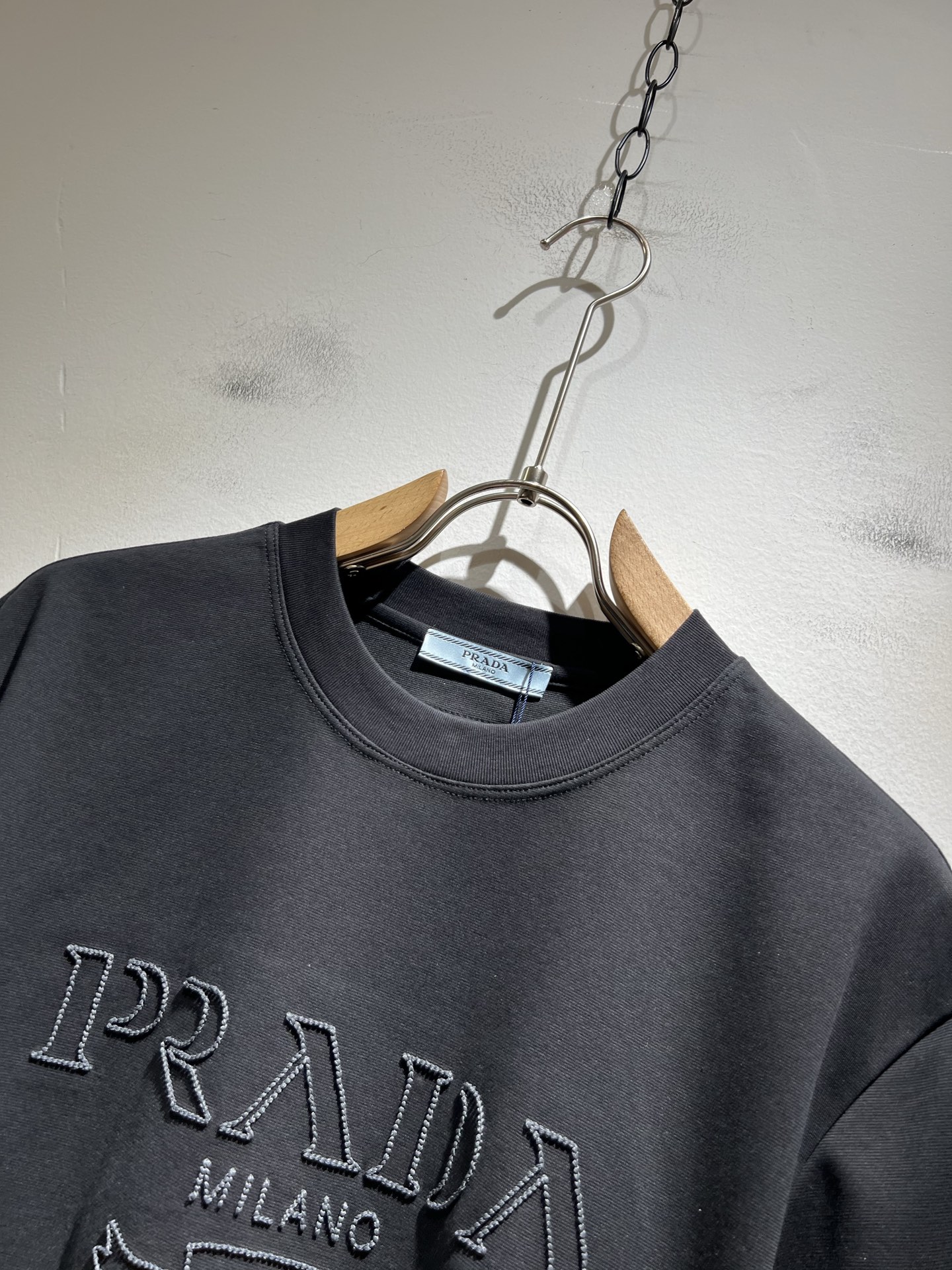  PRAD*A普*达2025春夏新款男女同款👫短袖T恤，最新款全网独家首上！！~既经典有时尚百搭，谁不爱
