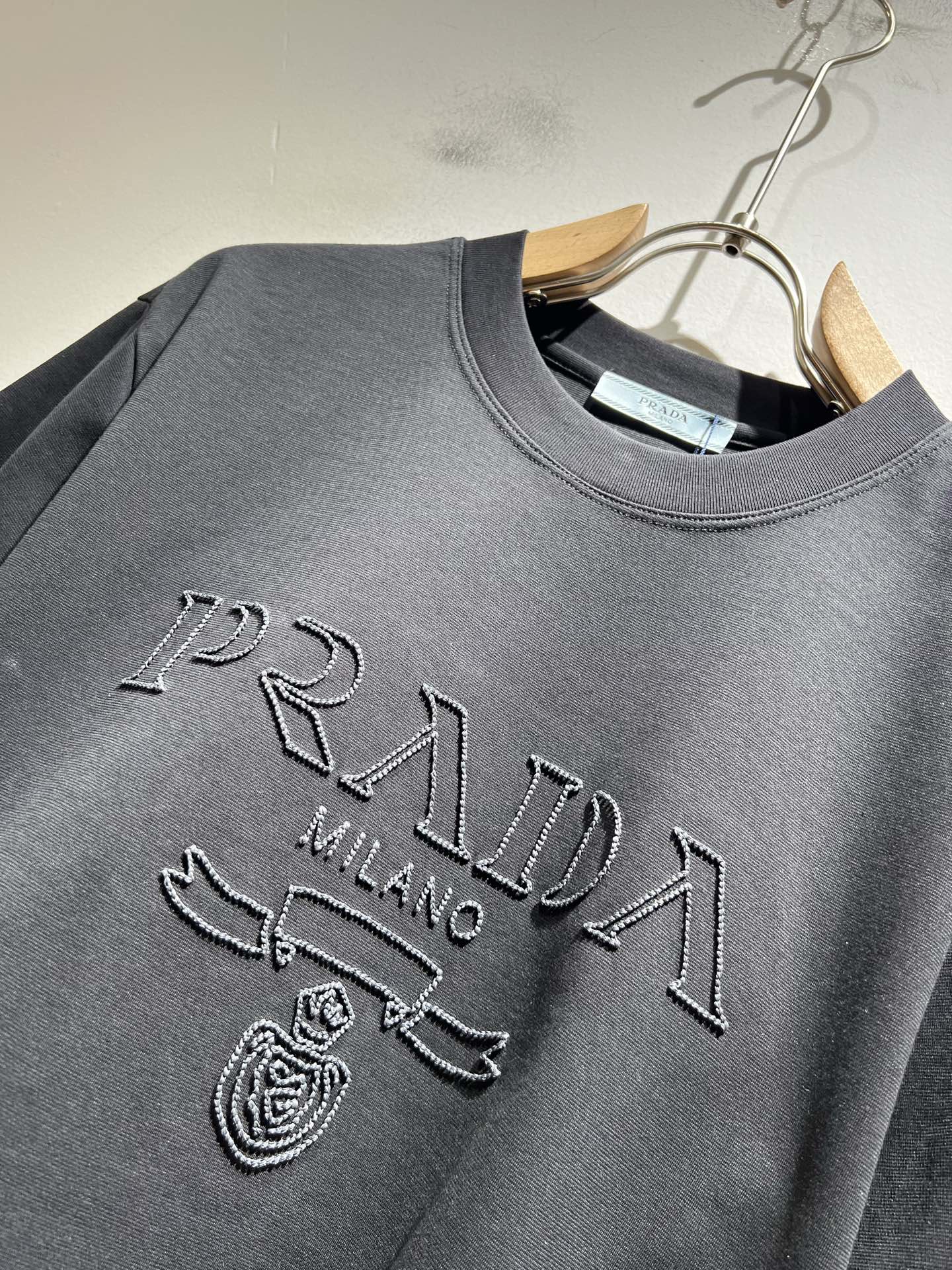  PRAD*A普*达2025春夏新款男女同款👫短袖T恤，最新款全网独家首上！！~既经典有时尚百搭，谁不爱