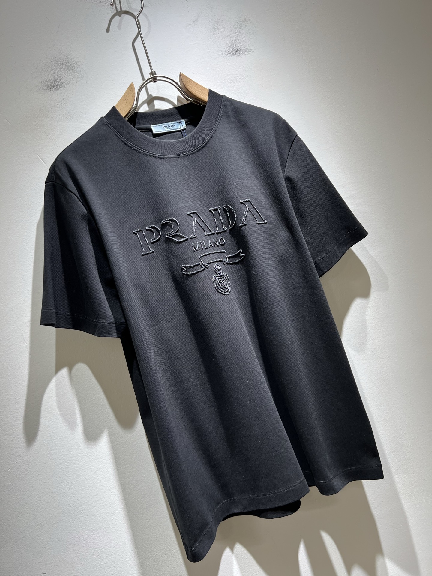  PRAD*A普*达2025春夏新款男女同款👫短袖T恤，最新款全网独家首上！！~既经典有时尚百搭，谁不爱