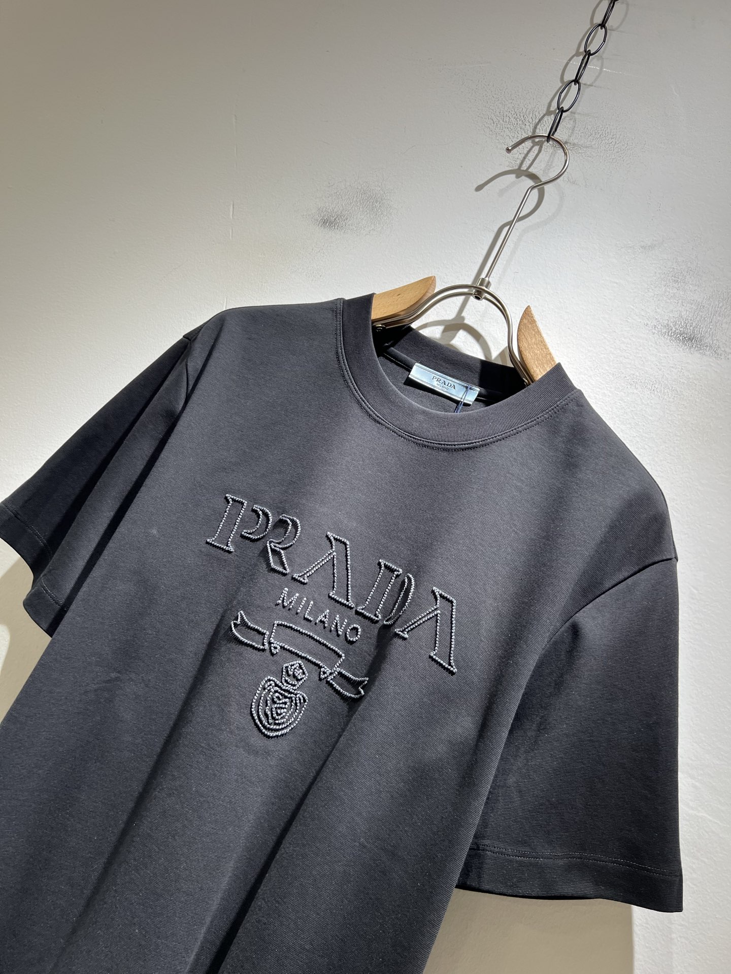  PRAD*A普*达2025春夏新款男女同款👫短袖T恤，最新款全网独家首上！！~既经典有时尚百搭，谁不爱
