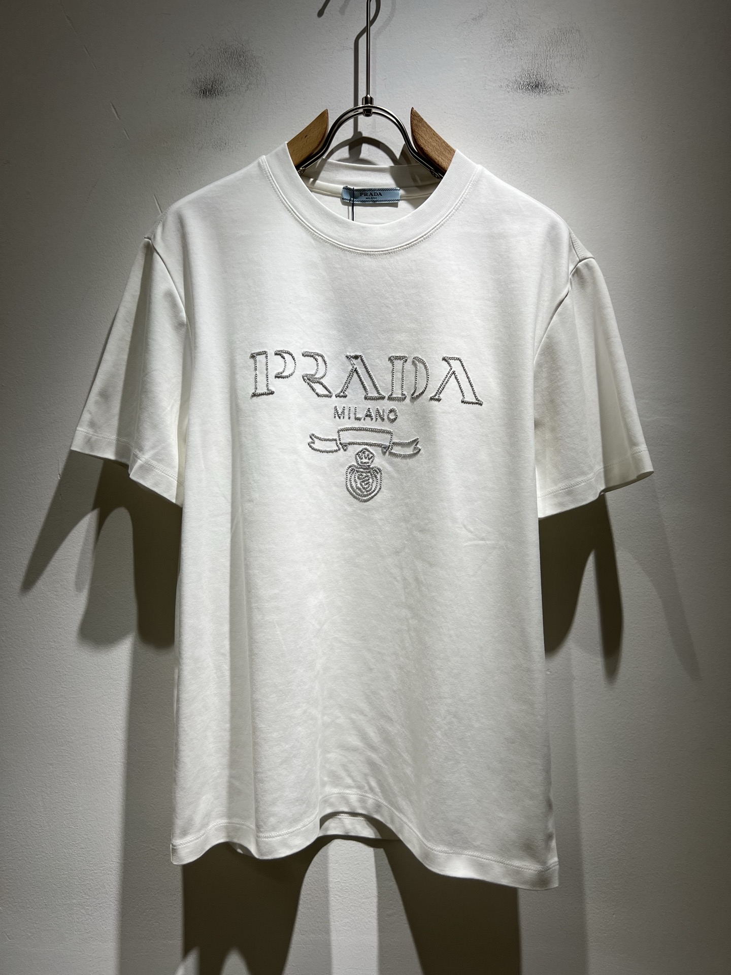 NO:509452,PRAD*A Pu*da 2025 spring and summer new short-sleeved T-shirt for men and women, the latest model is exclusively available on the entire network!  !  ~ It is classic and fashionable and versatile, who doesn’t like it? It will show the classic again. It is very pleasing to the eye and comes with a low luxury halo and recognition!  Pr*da's traditional brand concept and modern advanced technology are perfectly combined. Coupled with the extremely modern and simple design, P's exclusive logo pattern embroidery design!  Customized 100% imported pure cotton fabric!  The texture of this model is quite touching, the specifications and grades are known with tentacles. The degree of delicateness and breathability are top-notch!  Size M-3XL, prada, T-shirt,tees, t-shirt,alexander wang19860909PRAD*A普*达2025春夏新款男女同款短袖T恤,最新款全网独家首上！！~既经典有时尚百搭,谁不爱啊,将经典再次展现,非常的耐看,自带低奢光环与辨识度！Pr*da传统的品牌理念和现代化的先进技术进行了完美结合.加上极其现代摩登风范的简约设计,p家专属logo图案刺绣设计！定制百分百进口纯棉面料！此款的质感相当感人 触手便知规格档次 细腻程度与透气效果堪称顶级！尺码M-3XL,,prada,T-shirt,tees，t-shirt,alexander wang,Men's clothing