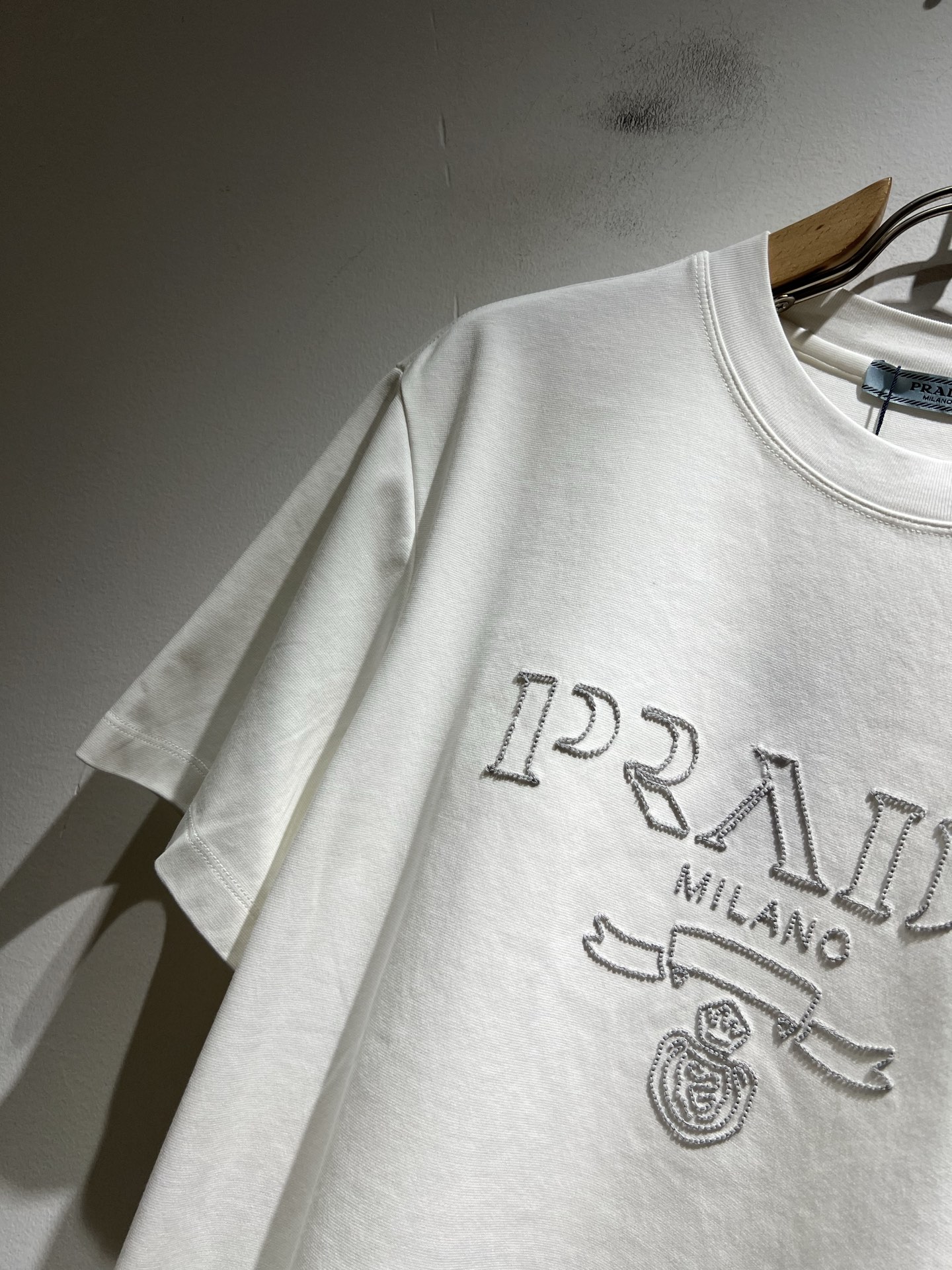  PRAD*A普*达2025春夏新款男女同款👫短袖T恤，最新款全网独家首上！！~既经典有时尚百搭，谁不爱