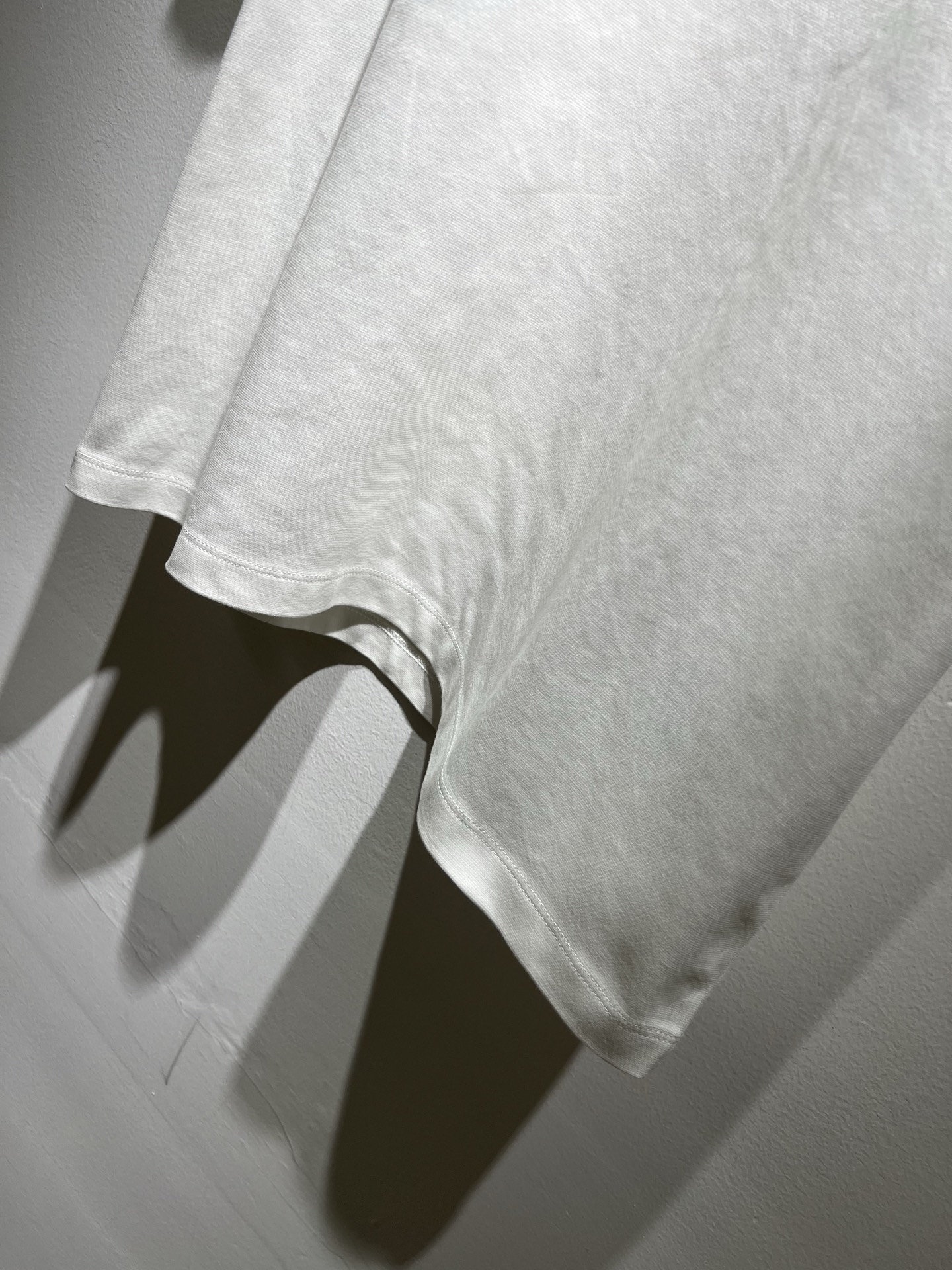  PRAD*A普*达2025春夏新款男女同款👫短袖T恤，最新款全网独家首上！！~既经典有时尚百搭，谁不爱