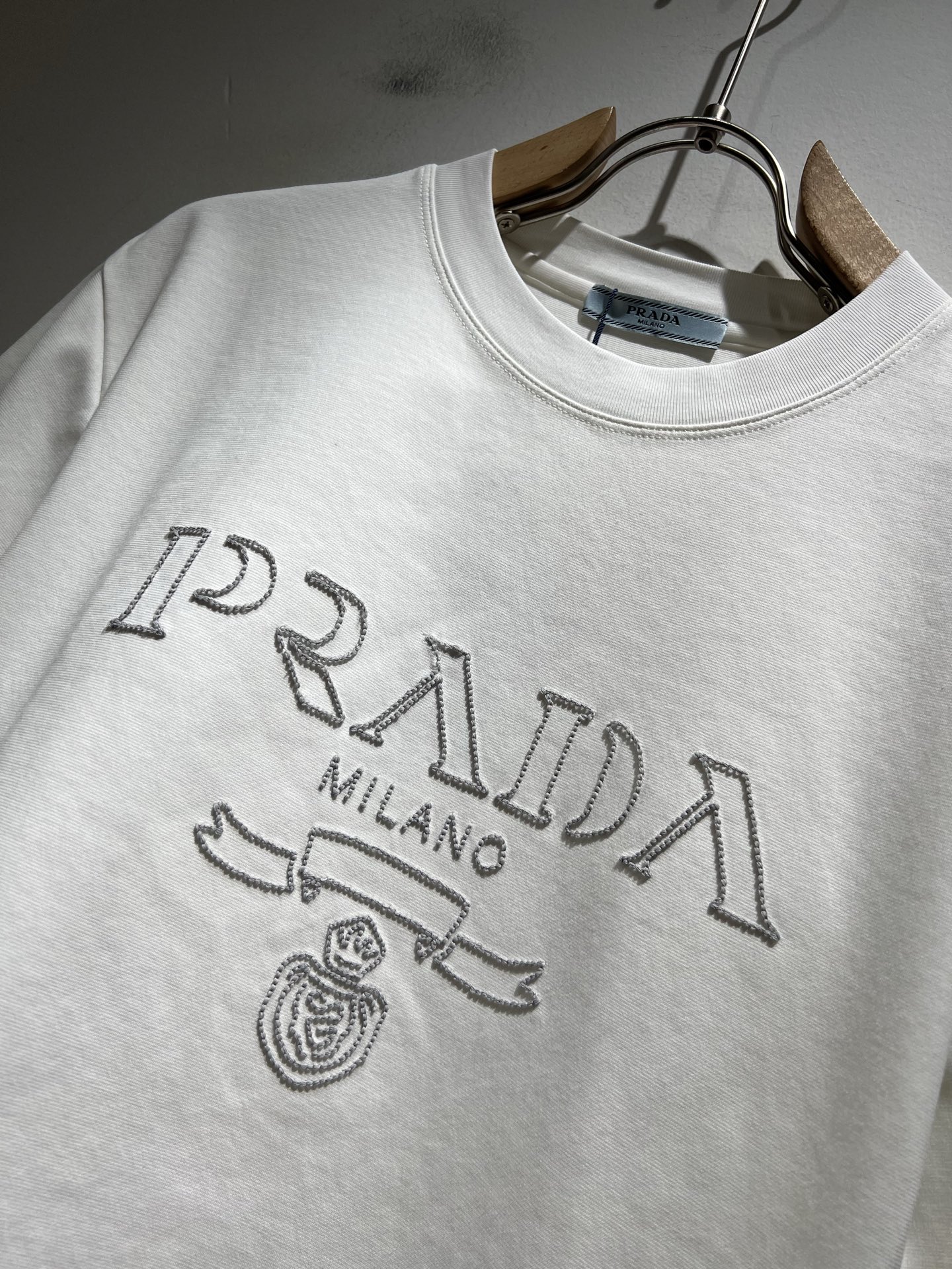  PRAD*A普*达2025春夏新款男女同款👫短袖T恤，最新款全网独家首上！！~既经典有时尚百搭，谁不爱