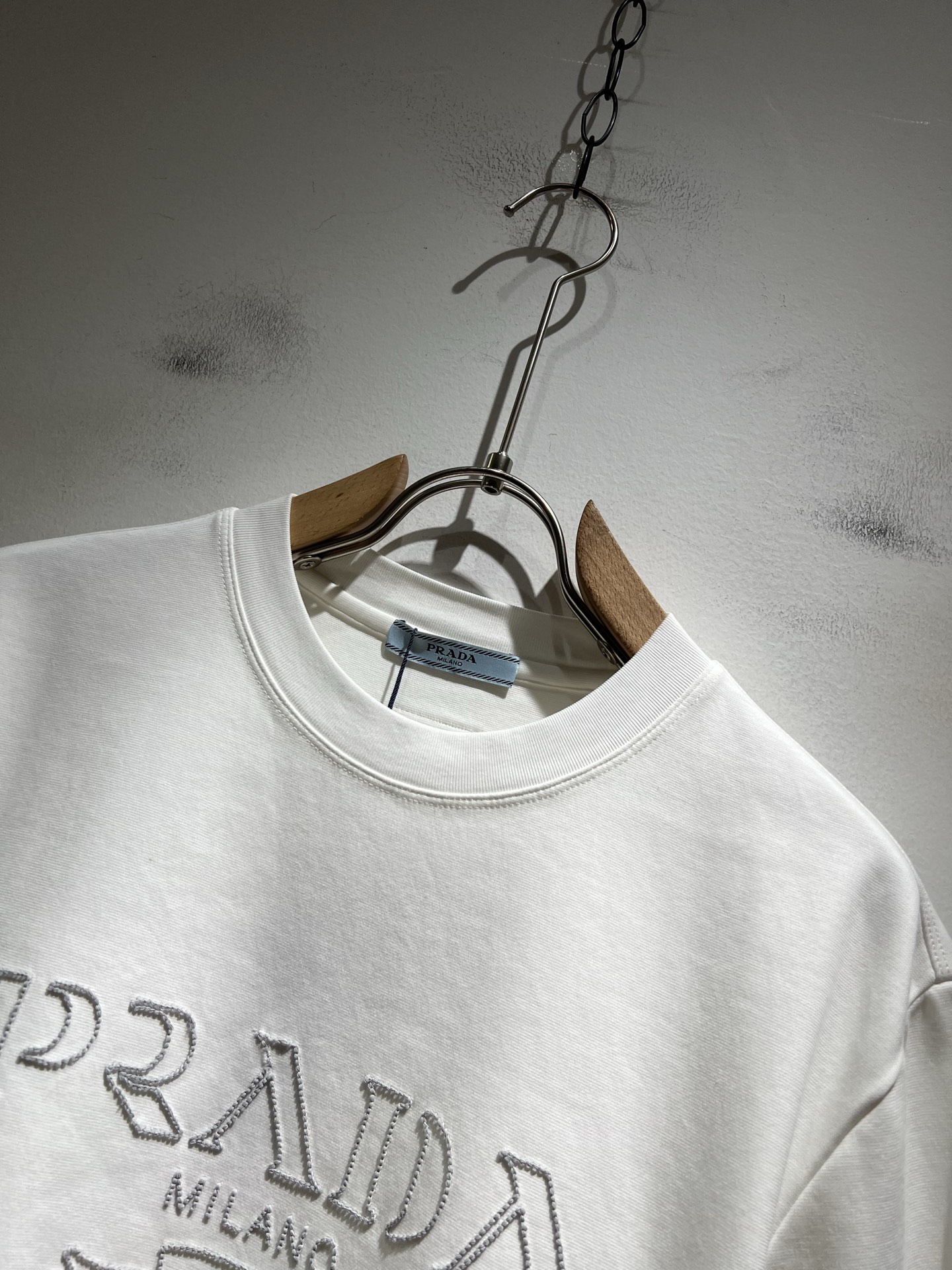  PRAD*A普*达2025春夏新款男女同款👫短袖T恤，最新款全网独家首上！！~既经典有时尚百搭，谁不爱