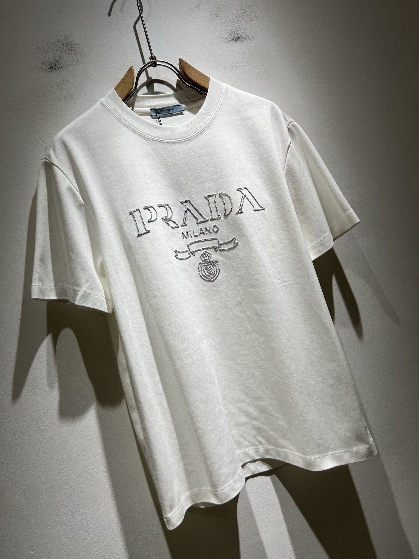  PRAD*A普*达2025春夏新款男女同款👫短袖T恤，最新款全网独家首上！！~既经典有时尚百搭，谁不爱