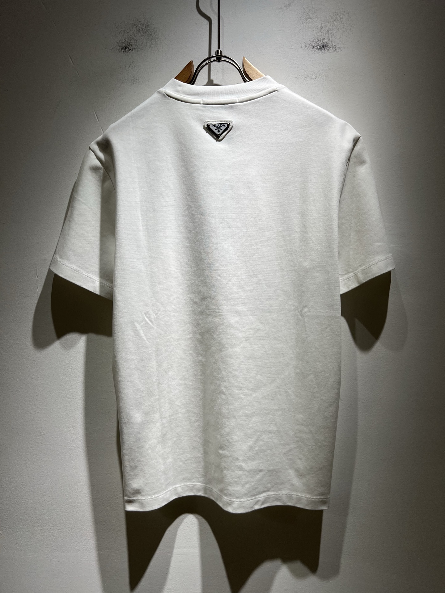  PRAD*A普*达2025春夏新款男女同款👫短袖T恤，最新款全网独家首上！！~既经典有时尚百搭，谁不爱