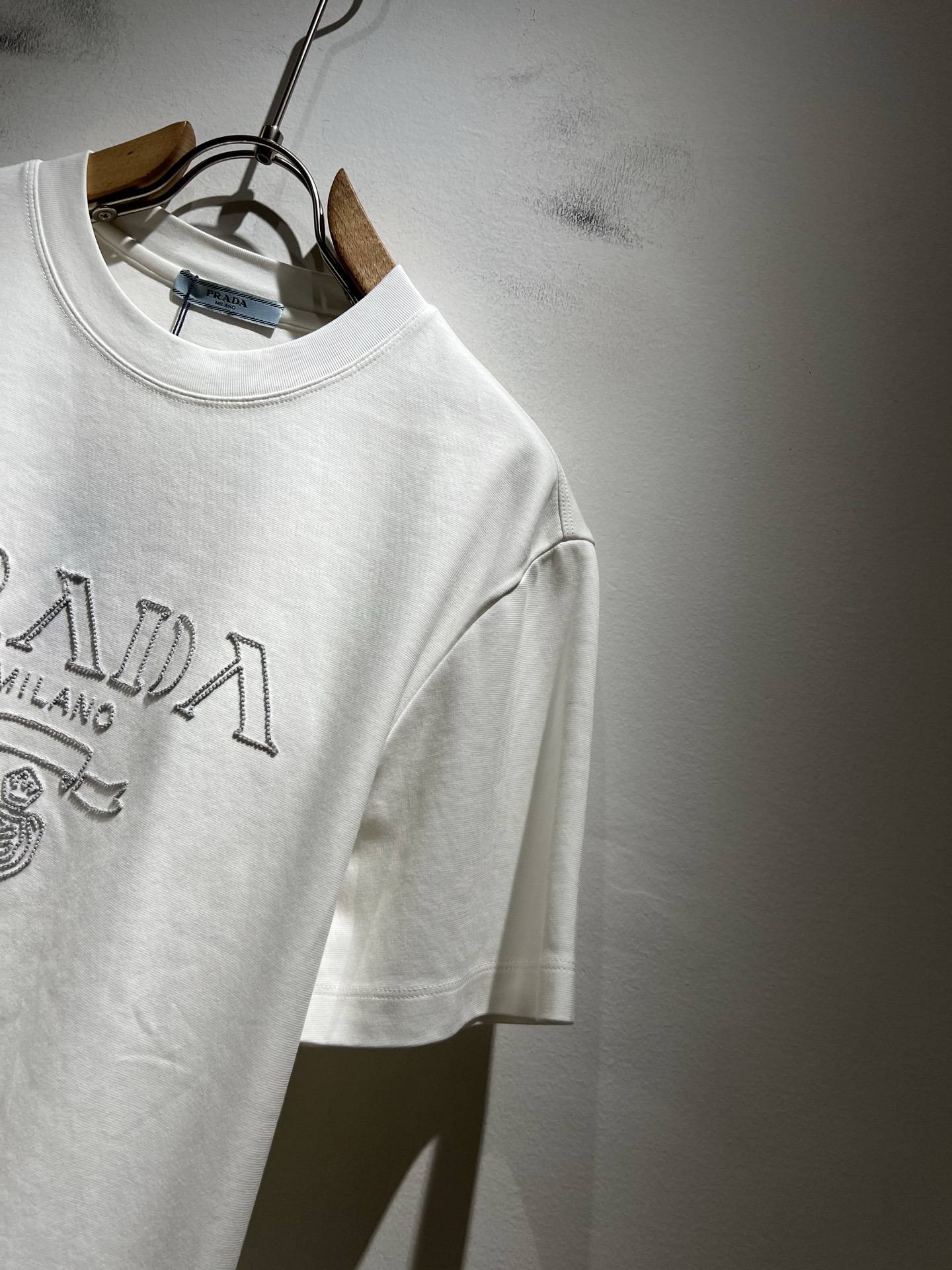  PRAD*A普*达2025春夏新款男女同款👫短袖T恤，最新款全网独家首上！！~既经典有时尚百搭，谁不爱