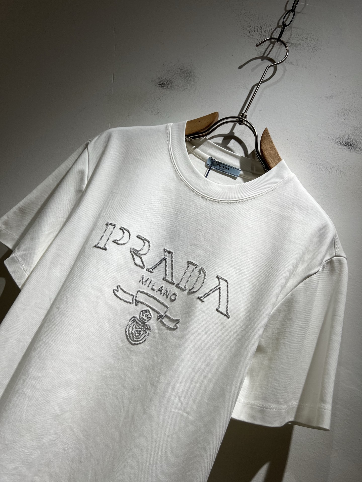  PRAD*A普*达2025春夏新款男女同款👫短袖T恤，最新款全网独家首上！！~既经典有时尚百搭，谁不爱