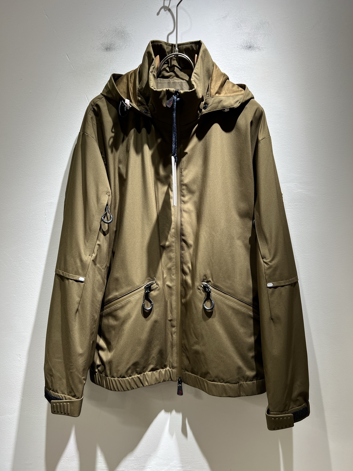 NO:523290,Monc*ler 2025 autumn and winter classic jacket, urban fashionable and casual style!  The fabric is super soft, cool and popular jacket. It is fashionable and urban versatile, breathable and fashionable and beautiful. The special fabrics are all polyester fiber fabrics imported from the UK. They are lightly shiny, unique texture, soft and smooth, and excellent details. They are not a product that ordinary fabrics can compare with. Logo badge design!  Very charming design, inner seam edging technology, customized original logo auxiliary material design!  The details are very in-depth. They give outdoor users full experience and perfect protection, allowing us to get closer to the challenges of nature. The minimalist seasonal design elements, the perfect slim fit style, highly recommended!  Size M-3XL, Jackets & coats, Jackets & coats, Alexander wang19860909Monc*ler蒙*口2025秋冬经典夹克外套,都市时尚休闲款！面料超软面料帅酷爆款夹克外套.时尚都市百搭款款,上身透气而且时尚靓丽,特供面料都是英国进口的聚酯纤维纤维面料,淡淡光泽,质感独特,手感柔嫩顺滑,细节出色 不是一般面料所能对比的产品.logo徽章设计！非常极具魅力的设计,内缝包边工艺,定制原版logo辅料设计！细节非常到位.给户外使用者充分的体验和完善的保护,让我们更接近大自然的挑战,极简当季的设计元素,完美修身版型,强烈推荐！尺码M-3XL,,jackets & coats,jackets & coats,alexander wang,Men's clothing