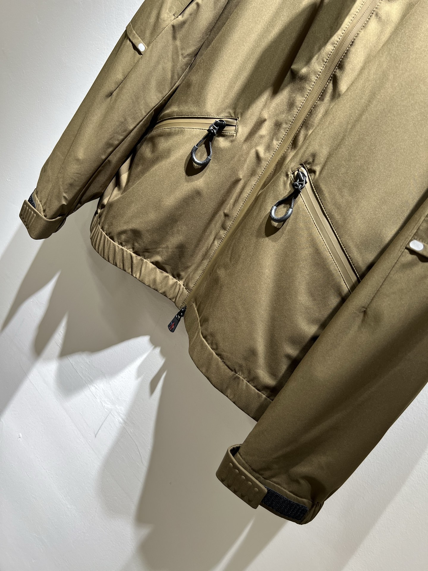  Monc*ler蒙*口2025秋冬经典夹克外套，都市时尚休闲款！面料超软面料帅酷爆款夹克外套。时尚都市