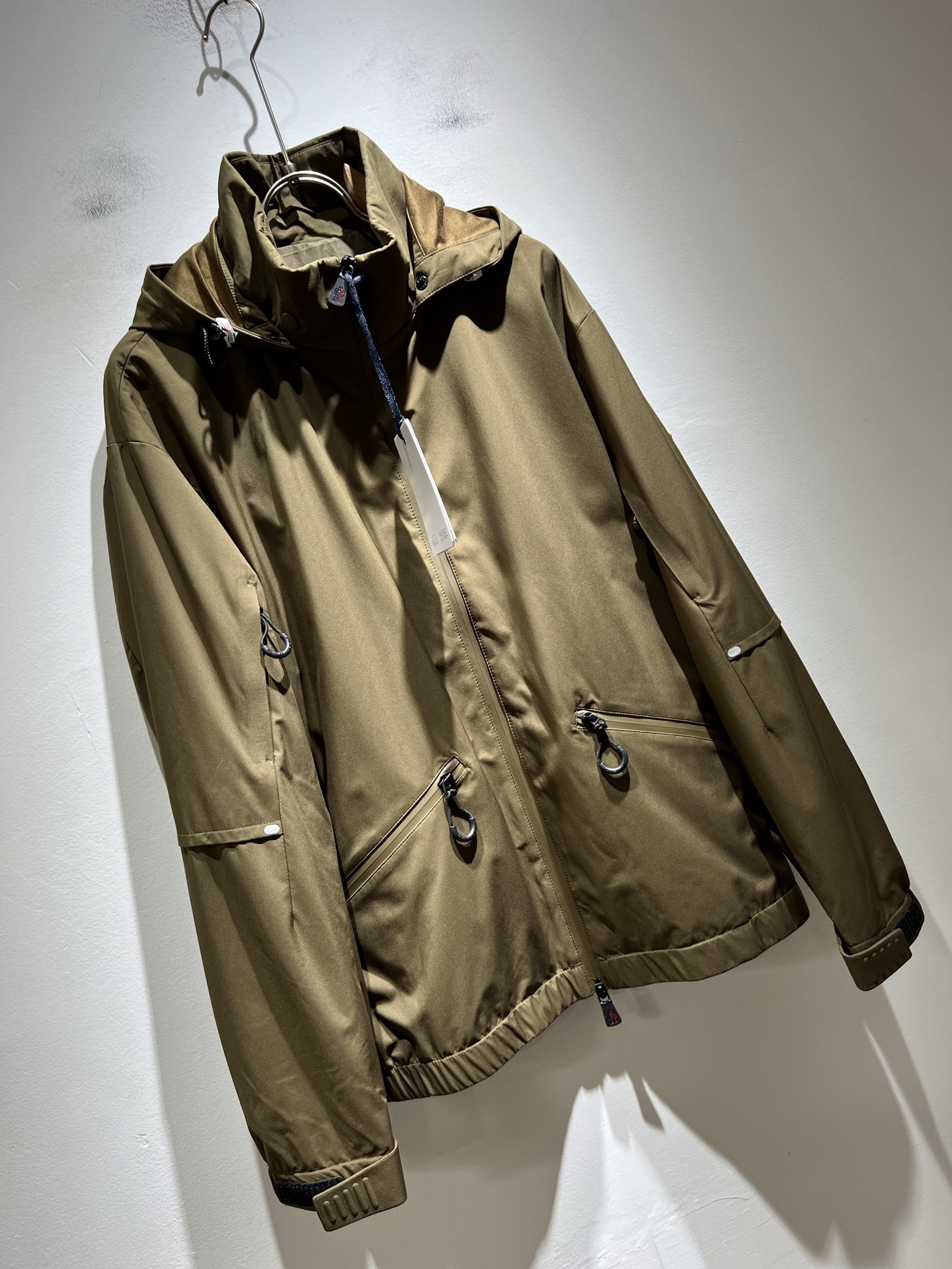  Monc*ler蒙*口2025秋冬经典夹克外套，都市时尚休闲款！面料超软面料帅酷爆款夹克外套。时尚都市