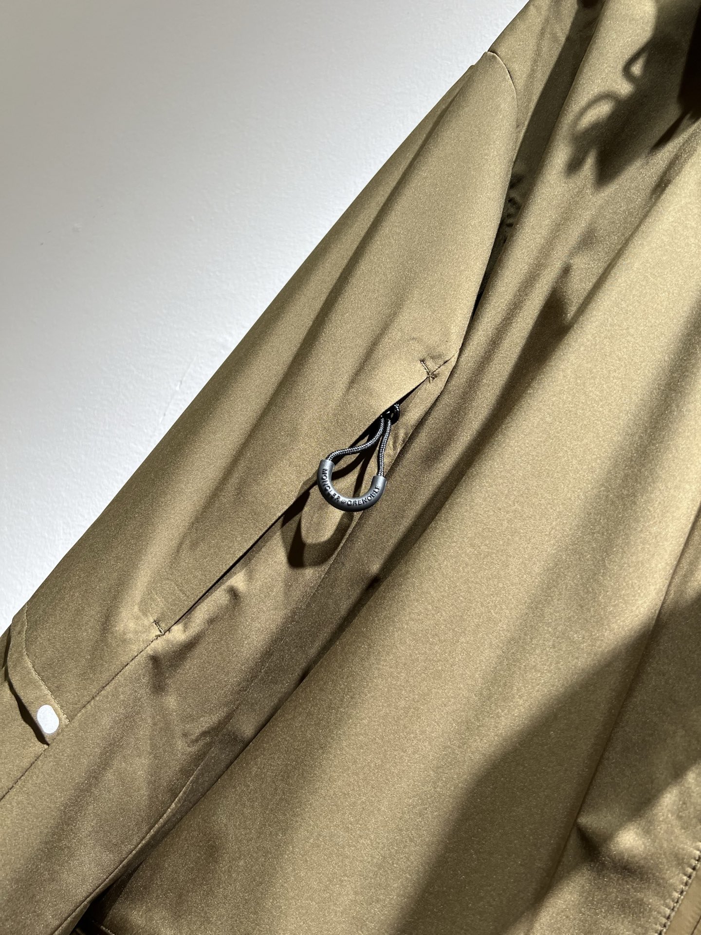  Monc*ler蒙*口2025秋冬经典夹克外套，都市时尚休闲款！面料超软面料帅酷爆款夹克外套。时尚都市