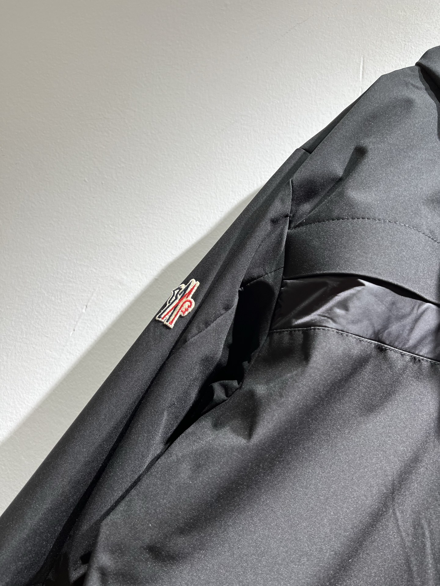  Monc*ler蒙*口2025秋冬经典夹克外套，都市时尚休闲款！面料超软面料帅酷爆款夹克外套。时尚都市