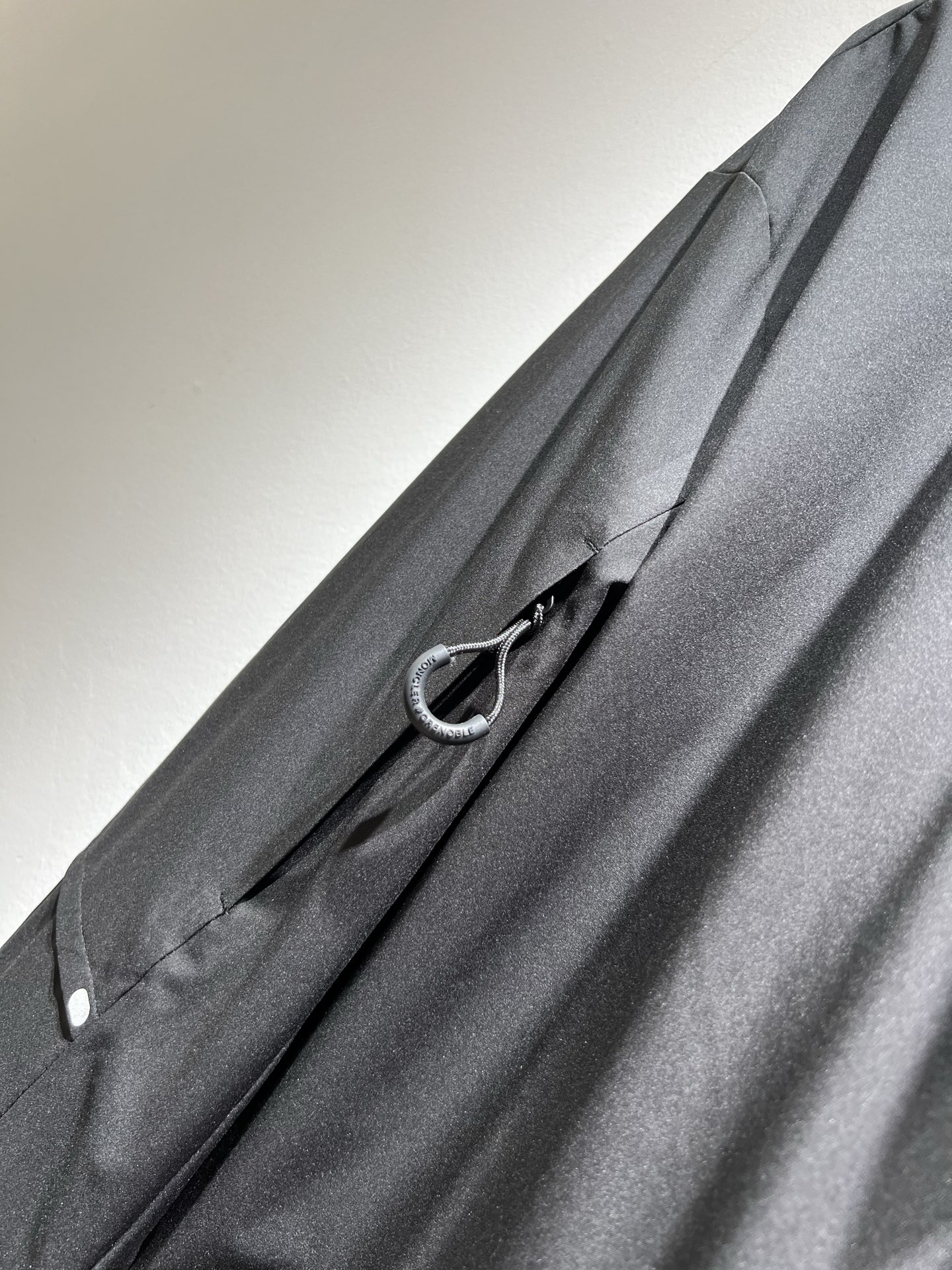  Monc*ler蒙*口2025秋冬经典夹克外套，都市时尚休闲款！面料超软面料帅酷爆款夹克外套。时尚都市