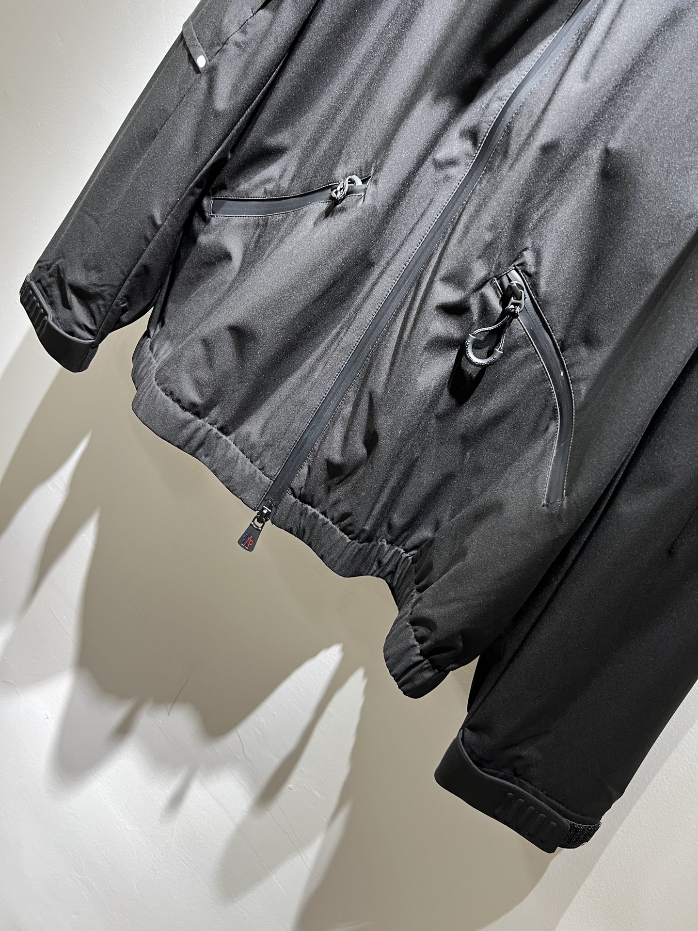  Monc*ler蒙*口2025秋冬经典夹克外套，都市时尚休闲款！面料超软面料帅酷爆款夹克外套。时尚都市