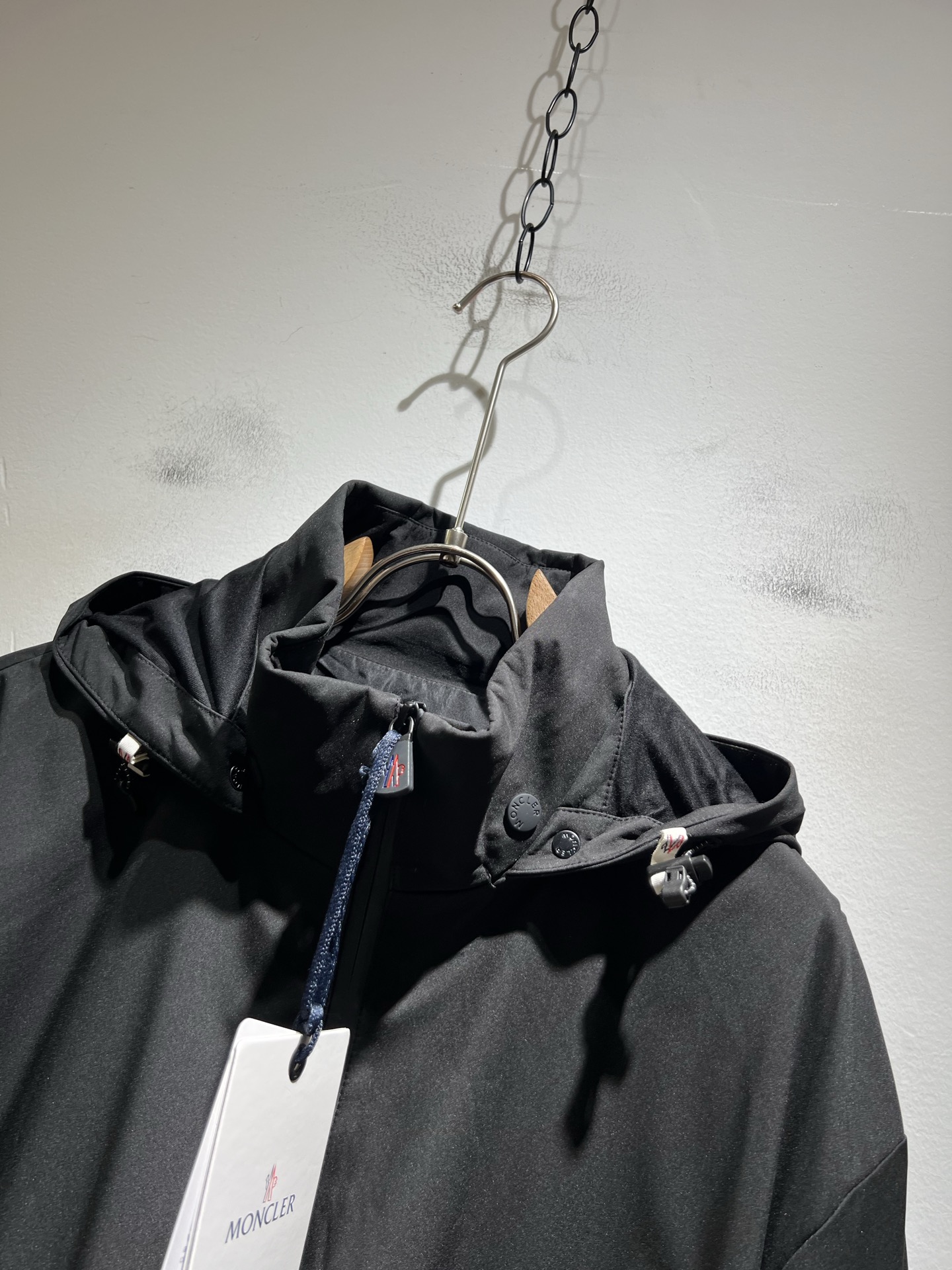  Monc*ler蒙*口2025秋冬经典夹克外套，都市时尚休闲款！面料超软面料帅酷爆款夹克外套。时尚都市