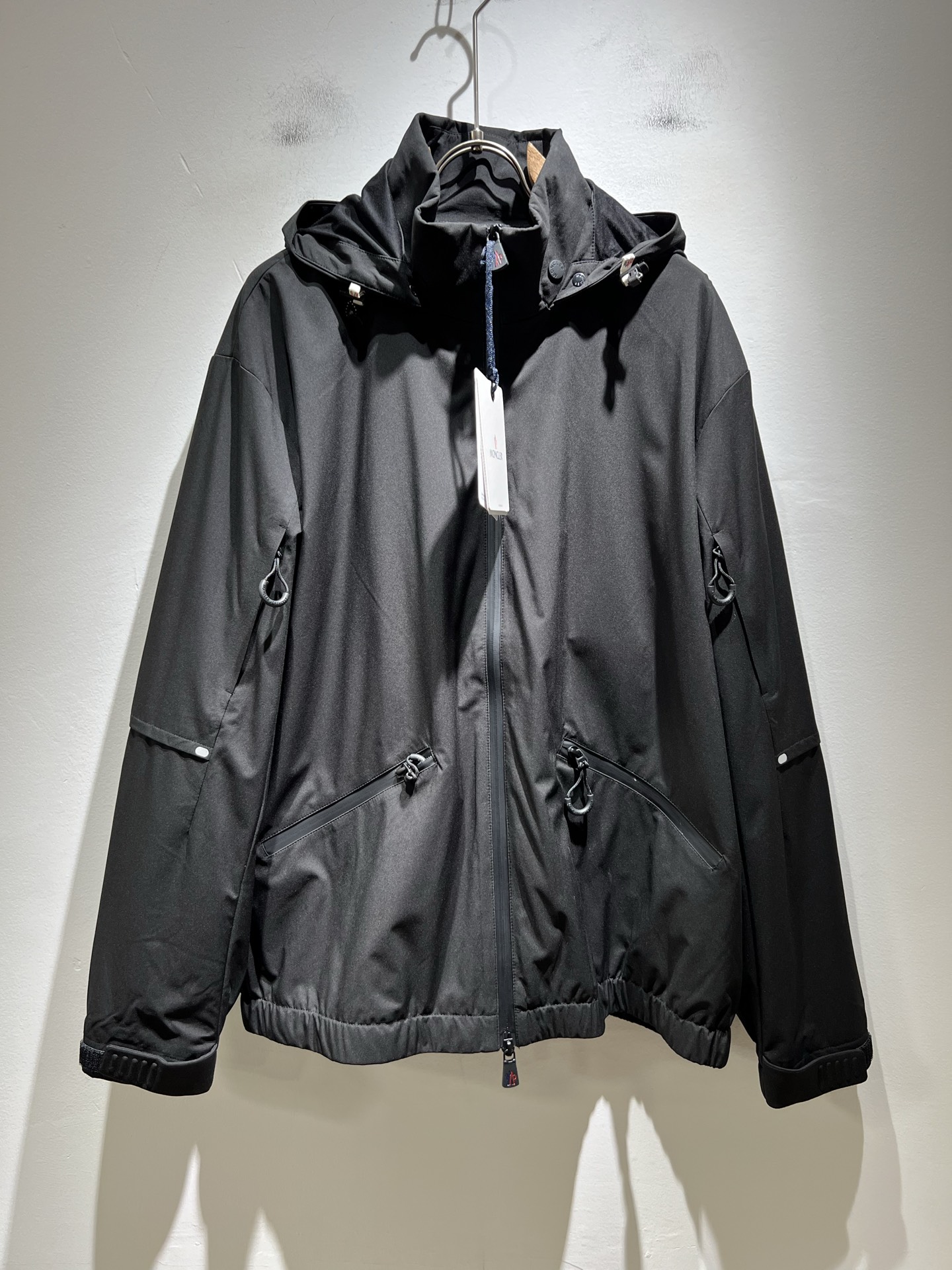 NO:509439,Monc*ler 2025 autumn and winter classic jacket, urban fashionable and casual style!  The fabric is super soft, cool and popular jacket. It is fashionable and urban versatile, breathable and fashionable and beautiful. The special fabrics are all polyester fiber fabrics imported from the UK. They are lightly shiny, unique texture, soft and smooth, and excellent details. They are not a product that ordinary fabrics can compare with. Logo badge design!  Very charming design, inner seam edging technology, customized original logo auxiliary material design!  The details are very in-depth. They give outdoor users full experience and perfect protection, allowing us to get closer to the challenges of nature. The minimalist seasonal design elements, the perfect slim fit style, highly recommended!  Size M-3XL, Jackets & coats, Jackets & coats, Alexander wang19860909Monc*ler蒙*口2025秋冬经典夹克外套,都市时尚休闲款！面料超软面料帅酷爆款夹克外套.时尚都市百搭款款,上身透气而且时尚靓丽,特供面料都是英国进口的聚酯纤维纤维面料,淡淡光泽,质感独特,手感柔嫩顺滑,细节出色 不是一般面料所能对比的产品.logo徽章设计！非常极具魅力的设计,内缝包边工艺,定制原版logo辅料设计！细节非常到位.给户外使用者充分的体验和完善的保护,让我们更接近大自然的挑战,极简当季的设计元素,完美修身版型,强烈推荐！尺码M-3XL,,jackets & coats,jackets & coats,alexander wang,Men's clothing