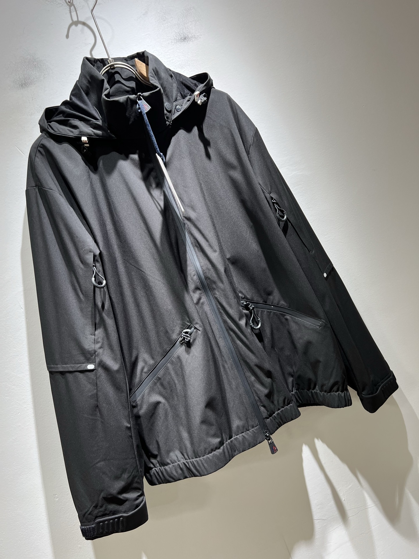  Monc*ler蒙*口2025秋冬经典夹克外套，都市时尚休闲款！面料超软面料帅酷爆款夹克外套。时尚都市