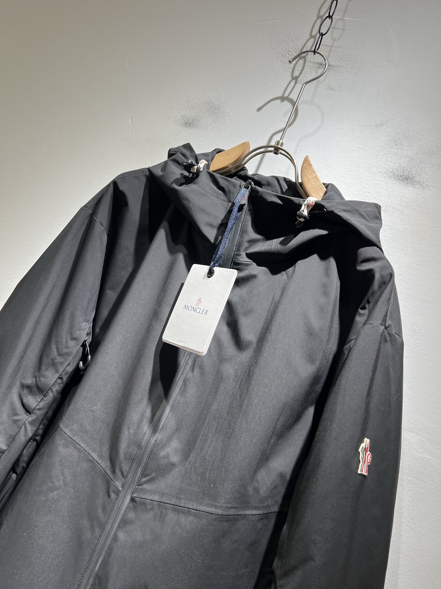  Monc*ler蒙*口2025秋冬经典夹克外套，都市时尚休闲款！面料超软面料帅酷爆款夹克外套。时尚都市