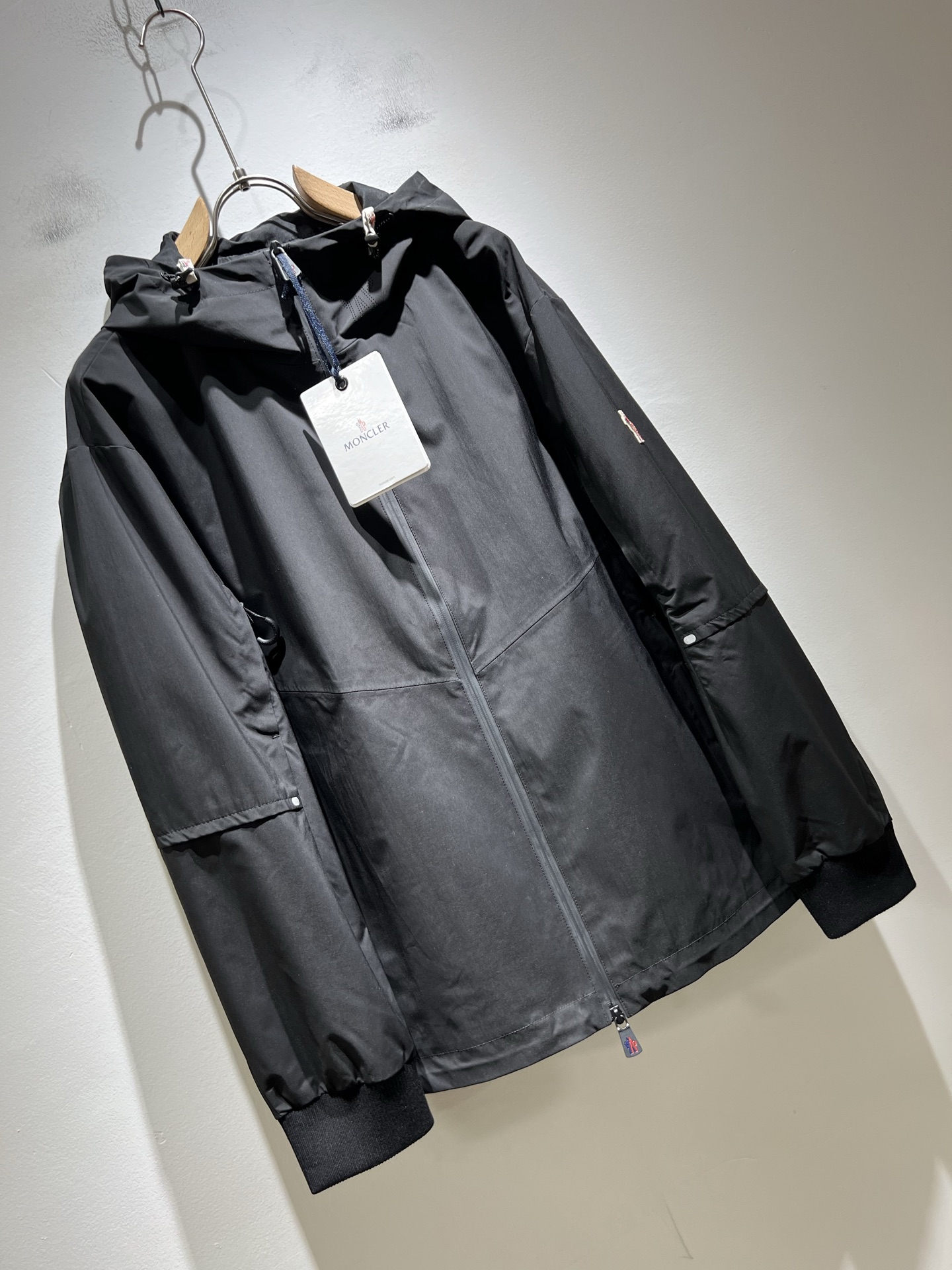  Monc*ler蒙*口2025秋冬经典夹克外套，都市时尚休闲款！面料超软面料帅酷爆款夹克外套。时尚都市