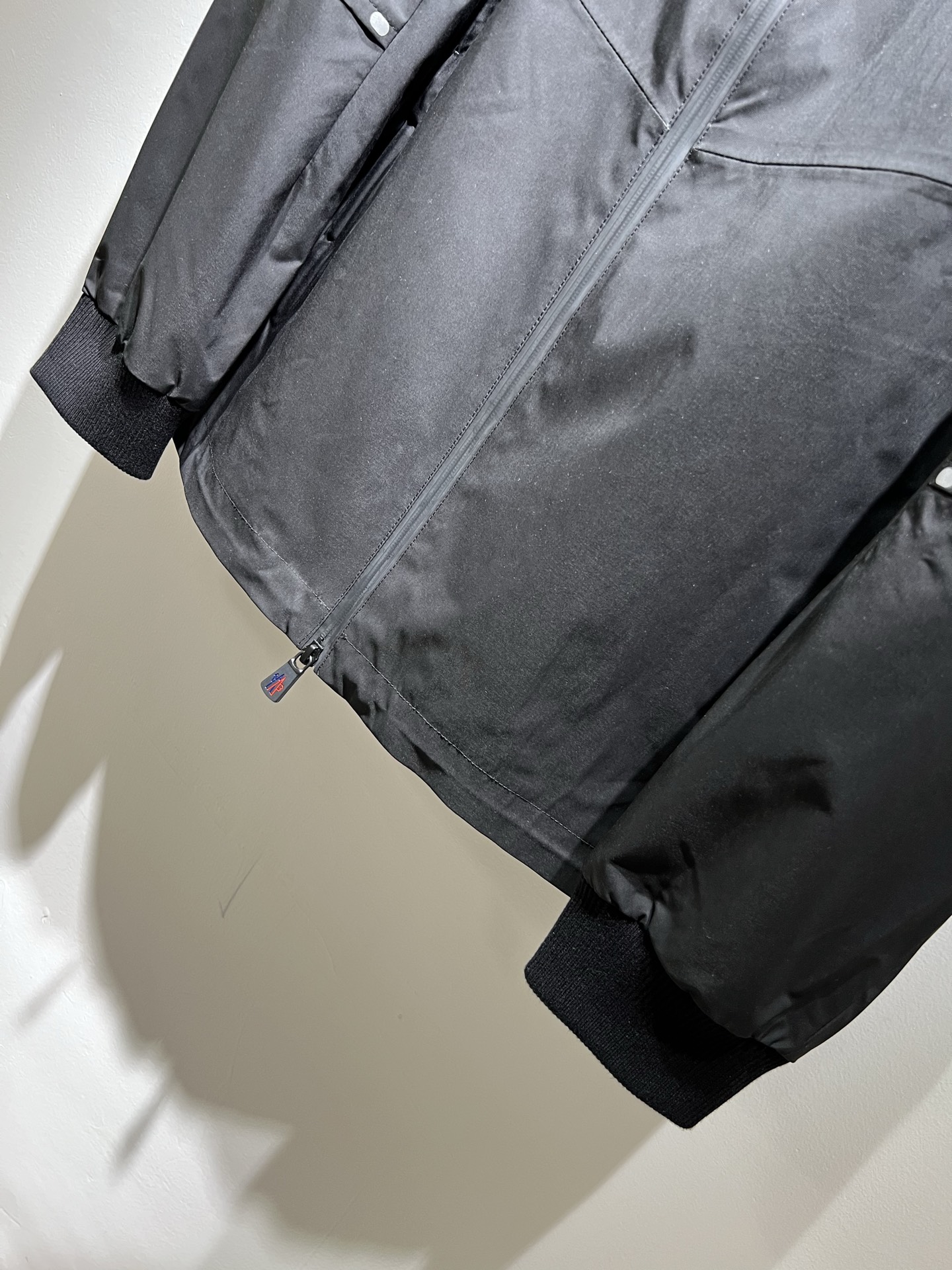  Monc*ler蒙*口2025秋冬经典夹克外套，都市时尚休闲款！面料超软面料帅酷爆款夹克外套。时尚都市