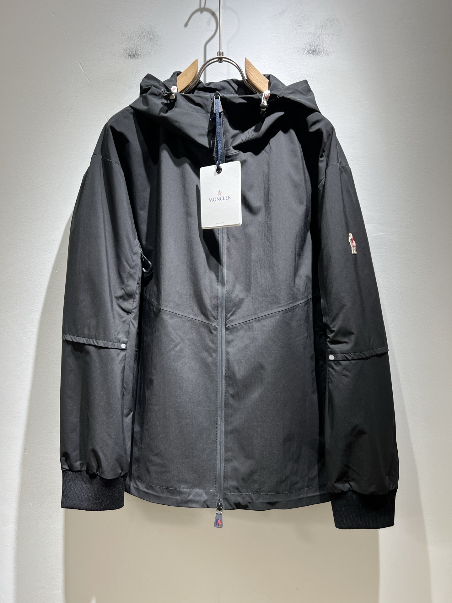 NO:509454,Monc*ler 2025 autumn and winter classic jacket, urban fashionable and casual style!  The fabric is super soft, cool and popular jacket. It is fashionable and urban versatile, breathable and fashionable and beautiful. The special fabrics are all polyester fiber fabrics imported from the UK. They are lightly shiny, unique texture, soft and smooth, and excellent details. They are not a product that ordinary fabrics can compare with. Logo badge design!  Very charming design, inner seam edging technology, customized original logo auxiliary material design!  The details are very in-depth. They give outdoor users full experience and perfect protection, allowing us to get closer to the challenges of nature. The minimalist seasonal design elements, the perfect slim fit style, highly recommended!  Size M-3XL, Jackets & coats, Jackets & coats, Alexander wang19860909Monc*ler蒙*口2025秋冬经典夹克外套,都市时尚休闲款！面料超软面料帅酷爆款夹克外套.时尚都市百搭款款,上身透气而且时尚靓丽,特供面料都是英国进口的聚酯纤维纤维面料,淡淡光泽,质感独特,手感柔嫩顺滑,细节出色 不是一般面料所能对比的产品.logo徽章设计！非常极具魅力的设计,内缝包边工艺,定制原版logo辅料设计！细节非常到位.给户外使用者充分的体验和完善的保护,让我们更接近大自然的挑战,极简当季的设计元素,完美修身版型,强烈推荐！尺码M-3XL,,jackets & coats,jackets & coats,alexander wang,Men's clothing