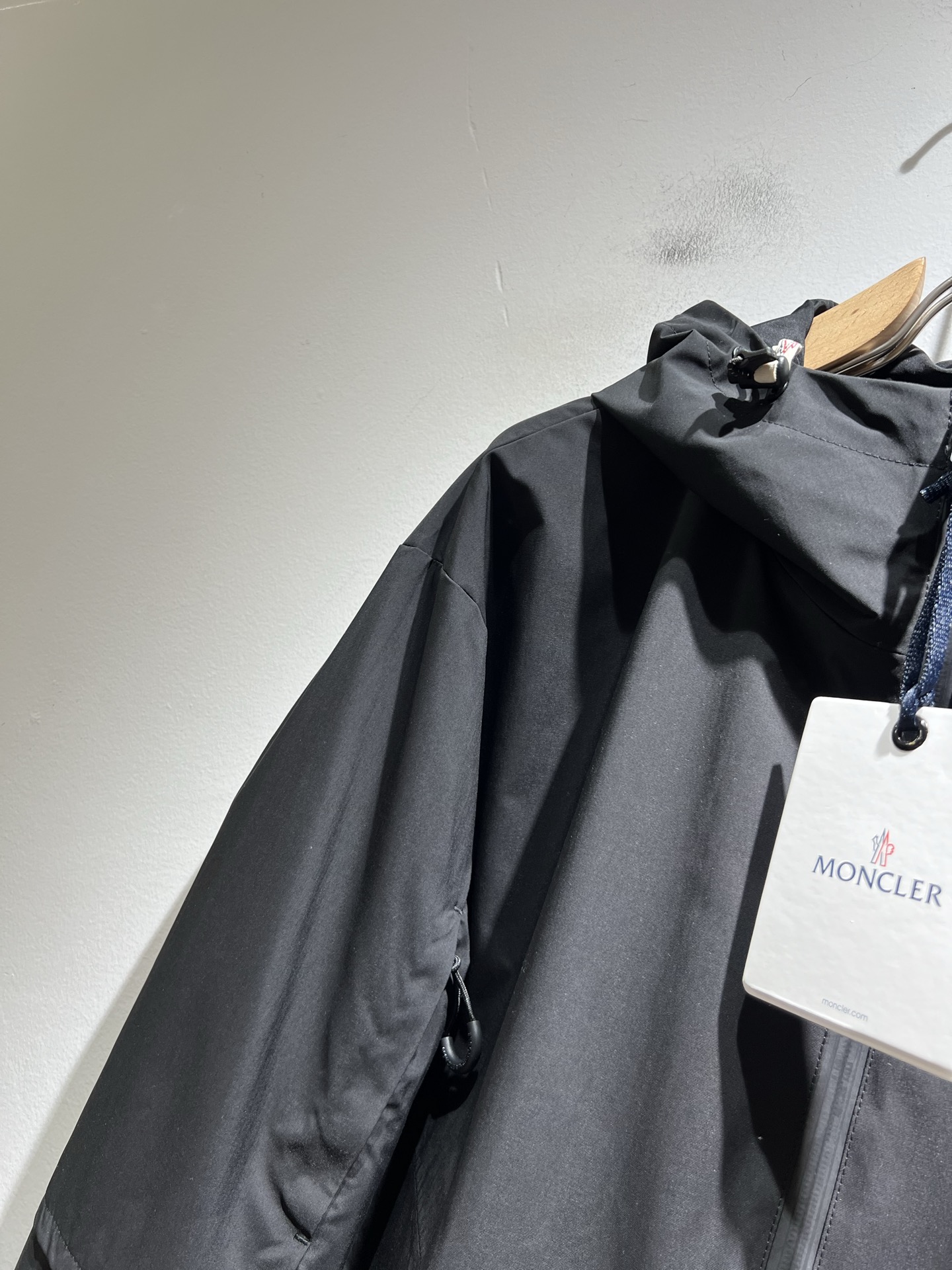  Monc*ler蒙*口2025秋冬经典夹克外套，都市时尚休闲款！面料超软面料帅酷爆款夹克外套。时尚都市