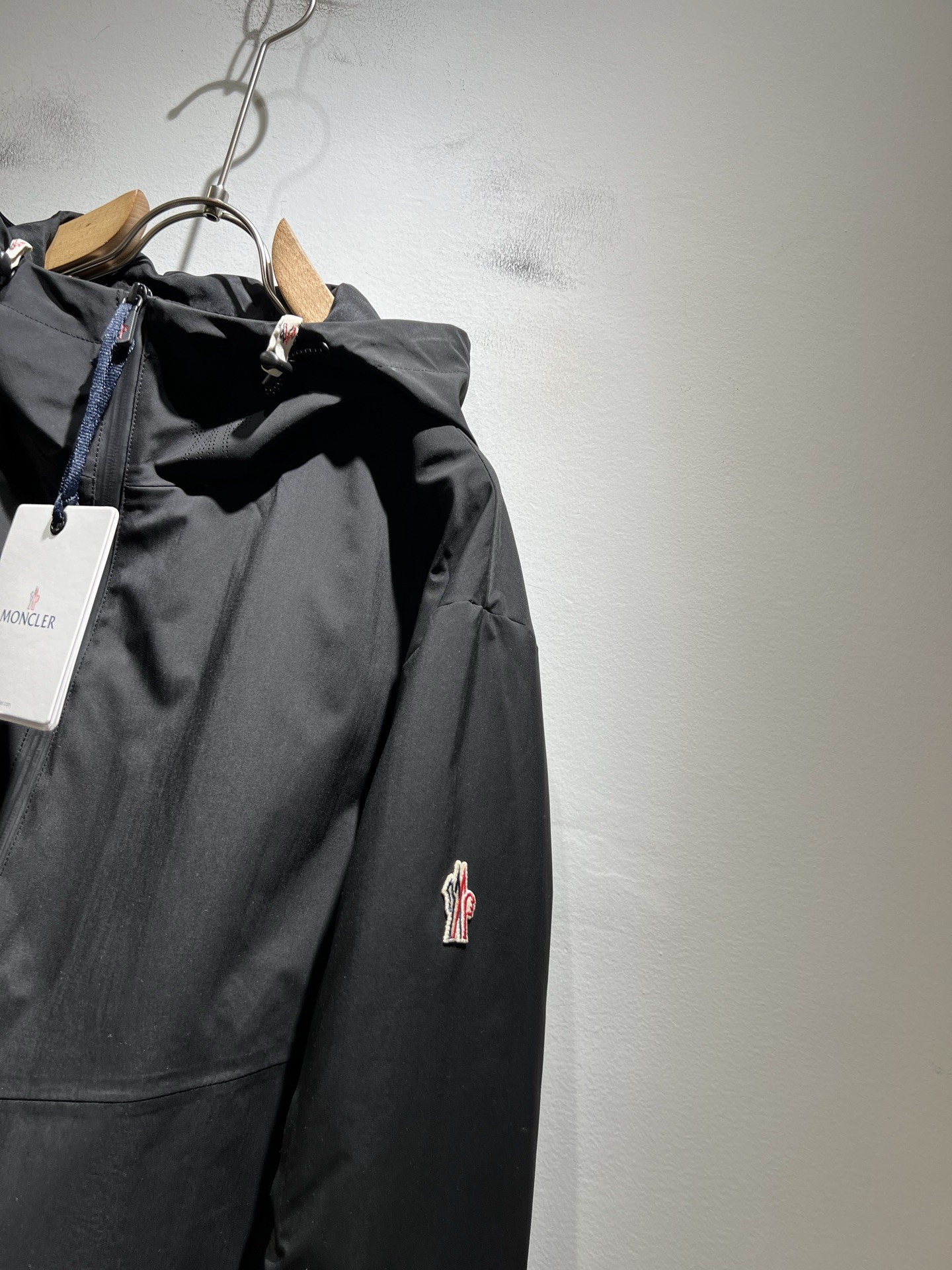  Monc*ler蒙*口2025秋冬经典夹克外套，都市时尚休闲款！面料超软面料帅酷爆款夹克外套。时尚都市