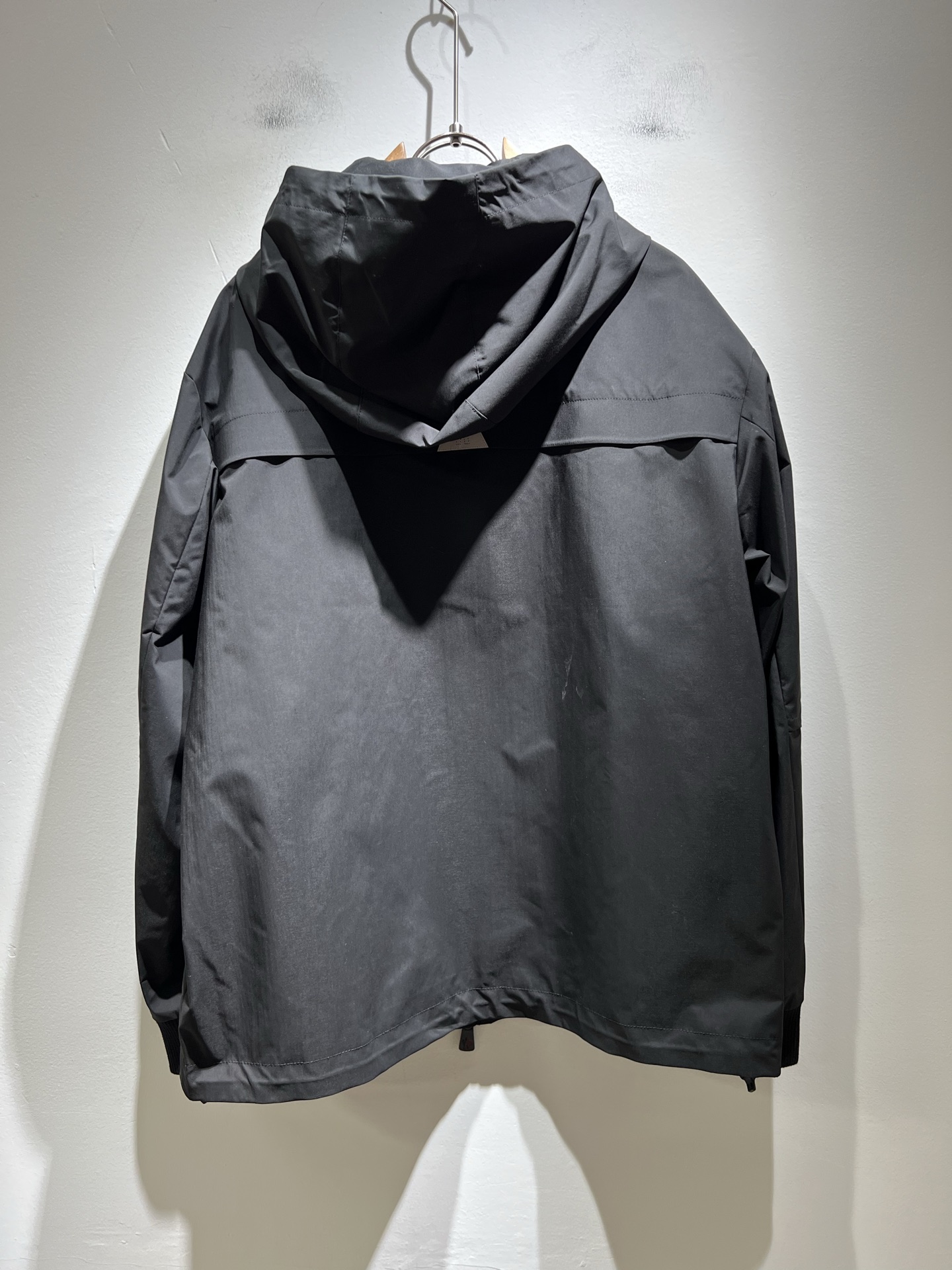  Monc*ler蒙*口2025秋冬经典夹克外套，都市时尚休闲款！面料超软面料帅酷爆款夹克外套。时尚都市