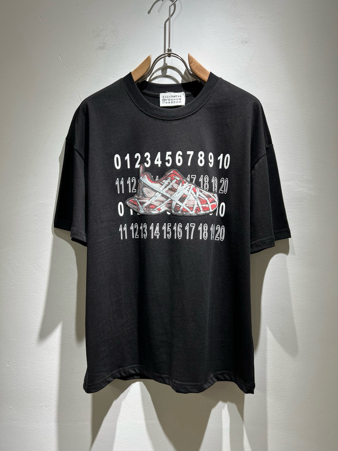 NO:509458,Maison Margiel 2025 spring and summer new short-sleeved T-shirt for men and women, and the counter is available at the same time!  Customized exclusive wash water pure cotton fabric, chest logo pattern printing design!  Simple and generous, calm and versatile, extremely high-end, perfectly integrated with fashion and style, a top fashionable style that perfectly suits the outside wear!  The overall feeling is natural!  Extremely classic versatile casual pants, customized original cotton fabric!  The ultimate perfection of heavy industry!  Fans who pursue high quality are please buy them by themselves, and all fans who know the goods are invited to appreciate this model together!  !  Size M-3XL, Masion Margiela, T-shirt,tees, t-shirt,alexander wang19860909马吉拉 maison margiel 2025春夏新款男女同款短袖T恤,专柜同步发售！定制专属洗水纯棉面料,胸前logo图案印花设计！简约大方,从容百搭,档次极高,完美融入时尚还有风情感一款完美符合外穿的顶尖时髦气质款！整体给人浑然天成的感觉！极致经典的百搭型休闲裤,定制原版纯棉面料！极致的重工极致的完美！追求高品质的粉丝们请自行抢购,诚邀所有识货的粉丝一同鉴赏此款！！尺码M-3XL,,masion margiela,T-shirt,tees，t-shirt,alexander wang,Men's clothing