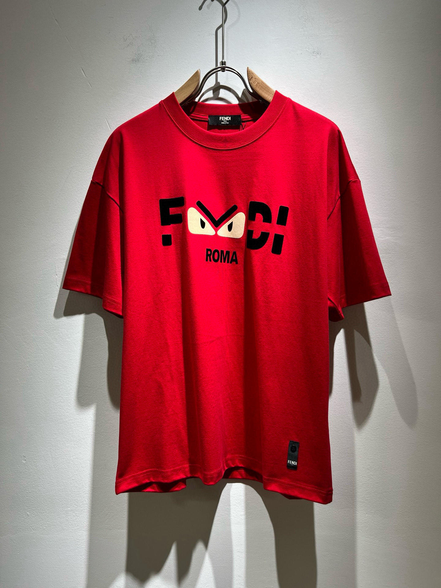 NO:509436,FEN*I FEN*Di's new spring and summer 2025 FD family FF men and women short-sleeved T-shirt, versatile and minimalist short-sleeved shirts for men and women. Original Italian orders, popular FD family items, simple and pure colors. The FD family's enduring iconic products, high-quality products with full representation and full specifications, and high-quality products that all FD fans are worth buying!  Pure Yidian channel orders, high-end and popular products from the FD family, very popular items at the moment, and iconic letter logo pattern velvet modification!  High-end goods worth keeping and giving away to others!  It is trendy and beautiful, with a full sense of trendy atmosphere, and has a very high level and specifications. It uses a very classic black and white color combination, giving people a strong visual impact and has a very high recognition. It is top-quality exclusive pure cotton fabric, created with a soft, delicate and comfortable touch, and has a very high-end and classy appearance!  Perfectly interprets the charm of the brand and leaves a deep impression. It is more fashionable and charming. It has simple, elegant and fashionable upper body, and is even more stressful for outfits!  The inner wear alone is very delicious and beautiful scenery that cannot be ignored!  Size M-3XL, fendi,dior,T-shirt,tees,t-shirt,alexander wang19860909FEN*I 芬*迪2025春夏新款FD家族FF男女同款短袖T恤,男女同款百搭极简短袖.意大利原厂订单,FD家族人气单品,简约纯色系打造.FD家族经久不衰的标志性臻品,代表性十足,规格感十足的精品,所有FD粉丝都值得抢购的精品！纯正意代渠道订单,FD家族的高奢人气爆款产物,当下十分火爆的单品,标志性字母logo图案压绒修饰！值得自留和送人的高端货！新潮又好看,潮流气息感十足,档次规格感极高,并且采用十分经典的的黑白双色搭配,给人的视觉冲击感相当强烈,有着极高的辨识度,顶级专属纯棉面料,打造,触感柔软细腻舒适,品相相当高级有档次！完美诠释品牌魅力,给人留下深刻印象.更具时尚与韵味,上身简约大方时尚,对于穿搭更是毫无压力！单穿内搭都极有味道,不可忽视的靓丽风景线！ 尺码M-3XL,,fendi,dior,T-shirt,tees，t-shirt,alexander wang,Men's clothing