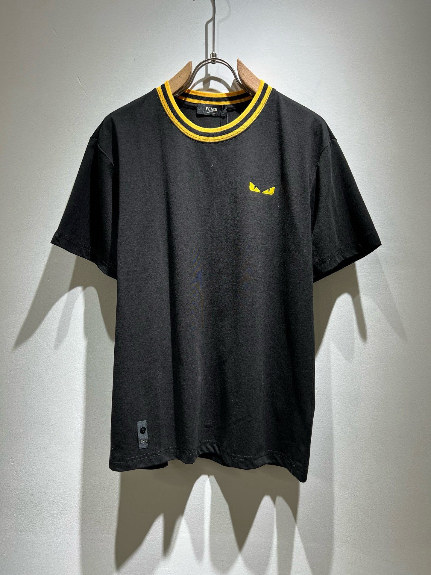 NO:509448,FEN*I FEN*Di's new spring and summer 2025 FD family FF men and women short-sleeved T-shirt, versatile and minimalist short-sleeved shirts for men and women. Original Italian orders, popular FD family items, simple and pure colors. The FD family's enduring iconic products, high-quality products with full representation and full specifications, and high-quality products that all FD fans are worth buying!  Pure Yidian channel orders, high-end and popular products from the FD family, very popular items at the moment, and embroidery decoration of the iconic letter logo pattern!  High-end goods worth keeping and giving away to others!  It is trendy and beautiful, with a full sense of trendy atmosphere, and has a very high level and specifications. It uses a very classic black and white color combination, giving people a strong visual impact and has a very high recognition. It is top-quality exclusive pure cotton fabric, created with a soft, delicate and comfortable touch, and has a very high-end and classy appearance!  Perfectly interprets the charm of the brand and leaves a deep impression. It is more fashionable and charming. It has simple, elegant and fashionable upper body, and is even more stressful for outfits!  The inner wear alone is very delicious and beautiful scenery that cannot be ignored!  Size M-3XL, fendi,dior,T-shirt,tees,t-shirt,alexander wang19860909FEN*I 芬*迪2025春夏新款FD家族FF男女同款短袖T恤,男女同款百搭极简短袖.意大利原厂订单,FD家族人气单品,简约纯色系打造.FD家族经久不衰的标志性臻品,代表性十足,规格感十足的精品,所有FD粉丝都值得抢购的精品！纯正意代渠道订单,FD家族的高奢人气爆款产物,当下十分火爆的单品,标志性字母logo图案刺绣修饰！值得自留和送人的高端货！新潮又好看,潮流气息感十足,档次规格感极高,并且采用十分经典的的黑白双色搭配,给人的视觉冲击感相当强烈,有着极高的辨识度,顶级专属纯棉面料,打造,触感柔软细腻舒适,品相相当高级有档次！完美诠释品牌魅力,给人留下深刻印象.更具时尚与韵味,上身简约大方时尚,对于穿搭更是毫无压力！单穿内搭都极有味道,不可忽视的靓丽风景线！ 尺码M-3XL,,fendi,dior,T-shirt,tees，t-shirt,alexander wang,Men's clothing