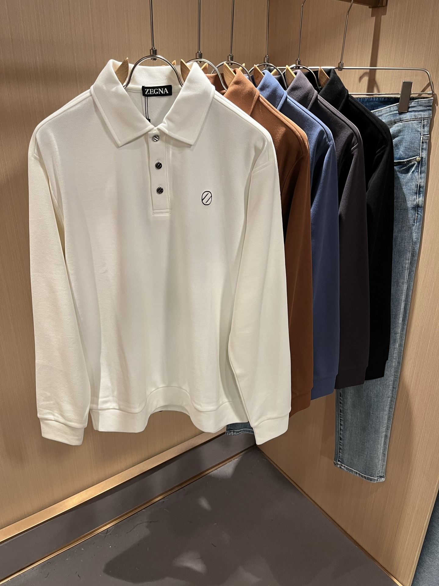 NO:512679,Ermenegildo Zeg*aJia 2025 autumn and winter new products for men's casual long-sleeved Polo shirt, foreign trade company order!  It is one of the classic exclusive fabrics of Zenia!  Chest logo pattern glue-press design!  Customized original grinding bead flooring fabric!  The touch is soft and delicate, but the shape is straight and stylish!  Extremely luxurious details... Perfectly interpret high-quality quality. Size M-3XL, zegna, alexander wang19860909Ermenegildo Zeg*a杰*亚 2025秋冬新品男士休闲长袖Polo衫,外贸公司订单！是杰尼亚经典的专有织物之一！ 胸前logo图案压胶设计！定制原版磨毛款珠地棉面料！触感又柔软细腻、但型态又笔挺有型！ 细节奢华极致… 完美演绎高品质品相.尺码M-3XL,,zegna,alexander wang,Men's clothing