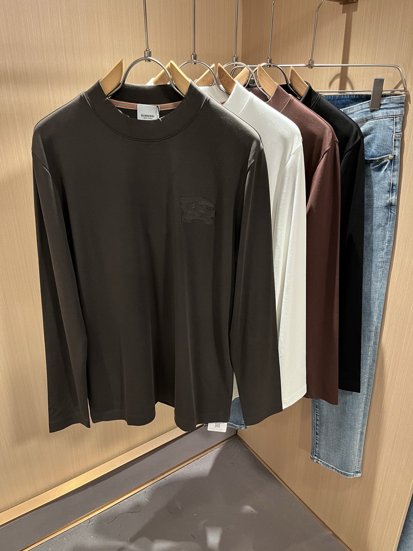 NO:511825,Bur*erry New autumn and winter men's base shirt, the latest brand design elements!  Neither monotonous nor complicated, it shows taste just right!  Embroidery patch design for clothes logo pattern!  Comfortable, sweat-absorbing and breathable, custom-made original baby lint cotton fabric!  The unique sense of luxury presents a simple and elegant temperament!  Full three-dimensional! Standard cutting design!  Every detail is a synchronized with high-end fashion. Size: M-3XL, burberry, alexander wang19860909Bur*erry 巴*莉 秋冬新款男士打底衫,品牌最新设计元素！既不单调也不复杂,恰到好处的展现品味！衣身logo图案刺绣贴布设计！舒适吸汗透气根本不在话下,定制原版婴儿绒棉面料！独具的高奢感呈现简约优雅气质！饱满立体!标准裁剪设计！每一处细节都是与高端时尚同步的体现.尺码:M-3XL,,burberry,alexander wang,Men's clothing