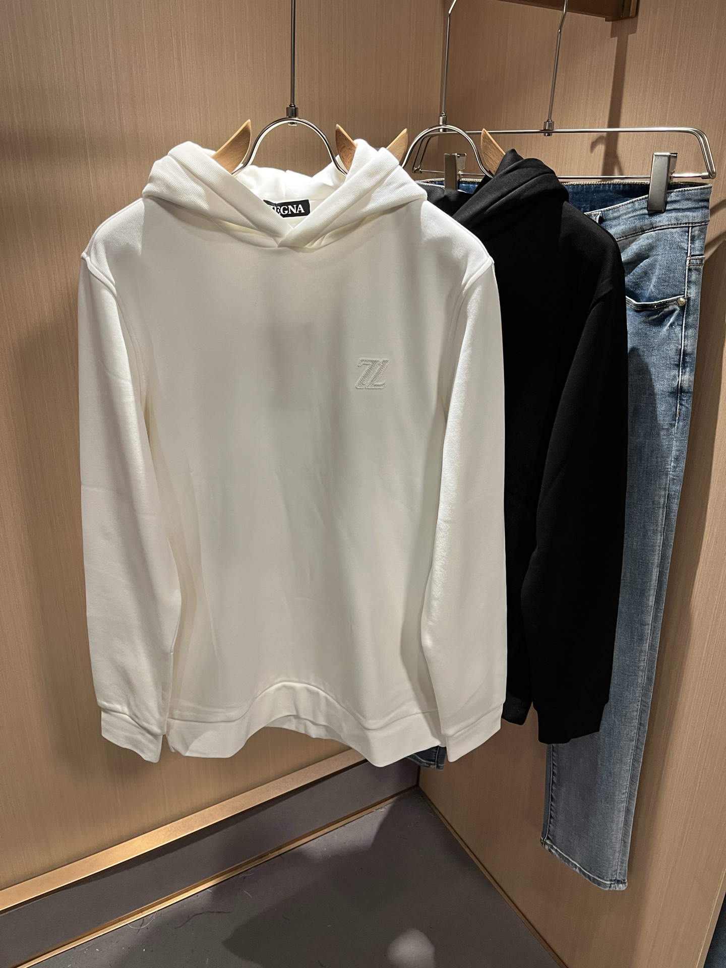 NO:520992,Ermenegildo Zeg*aJia New autumn and winter men's casual sweatshirt, the finale of the channel goods have appeared!  !  Sold simultaneously at the counter!  It is no exaggeration to say that this trouser is made from the original OEM channel, not a bragging original OEM, but is a product from the domestic ready-to-wear OEM factory officially authorized by Jenia!  Therefore, the ratio of quantity and size is extremely short, so you can earn it if you grab it!  The best trousers in autumn and winter are officially unveiled!  !  !  !  !  !  Zegna's things have always been one of the only essential outfits for successful business people!  Not everyone can easily surpass the brand's high-end style and its own strong aura. No matter which season the style is, it is a standard temperament!  However, the fabric style is between business and daily wear, so there is only Jenya, who focuses on men's business and leisure!  Whether you wear this style in a casual occasion or in a business occasion, you must wear it well and be able to wear it to your own taste!  Pants that give yourself unlimited points!  Size M-3XL, zegna, hoodie, sweatshirts, alexander wang19860909Ermenegildo Zeg*a杰*亚 秋冬新款男士休闲卫衣,压轴的渠道货出现了！！柜台同步销售！ 毫不夸张的说,此款裤装是原厂代工渠道的货,并不是吹牛的原厂代工,完全是由杰尼亚官方授权的国内成衣代工厂出来的产品！所以数量跟尺码配比都极度紧缺,抢到就是赚到！秋冬最好的裤装正式揭幕！！！！！！Zegna的东西,从来都是成功商务人士的专属必备行头之一！品牌高级的格调以及自带强大的气场并不是所有人都能轻易凌驾的.无论哪季的款式都是都是气质标配！但是面料版型又介乎于商务休闲跟日常穿着之间,也就只有专注于男装商务休闲的杰尼亚了！不论您是休闲场合穿搭,或者商务场合此款都能搭配的恰到好处要穿,就必须穿好的,能穿出属于自己品味的！给自己无限加分的裤子！尺码M-3XL,,zegna,hoodie,sweatshirts,alexander wang,Men's clothing