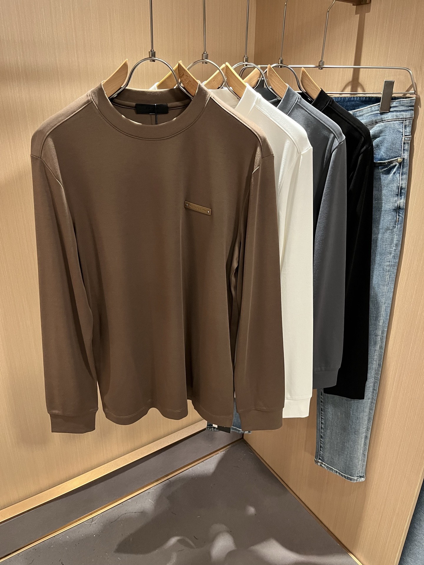 NO:520985,PRAD*A Pu*da autumn and winter new men's long-sleeved base shirt, the latest model is exclusively available on the entire network!  !  ~ It is classic and fashionable and versatile, who doesn’t like it? It will show the classic again. It is very pleasing to the eye and comes with a low luxury halo and recognition!  Pr*da's traditional brand concept and modern advanced technology are perfectly combined. Coupled with the extremely modern and modern minimalist design, P-family exclusive logo leather design!  Customized 100% imported lint cotton fabric!  The texture of this model is quite touching, the specifications and grades are known with tentacles. The degree of delicateness and breathability are top-notch!  Size M-3XL, prada, alexander wang19860909PRAD*A普*达秋冬新款男士长袖打底衫,最新款全网独家首上！！~既经典有时尚百搭,谁不爱啊,将经典再次展现,非常的耐看,自带低奢光环与辨识度！Pr*da传统的品牌理念和现代化的先进技术进行了完美结合.加上极其现代摩登风范的简约设计,p家专属logo皮革设计！定制百分百进口绒棉面料！此款的质感相当感人 触手便知规格档次 细腻程度与透气效果堪称顶级！尺码M-3XL,,prada,alexander wang,Men's clothing