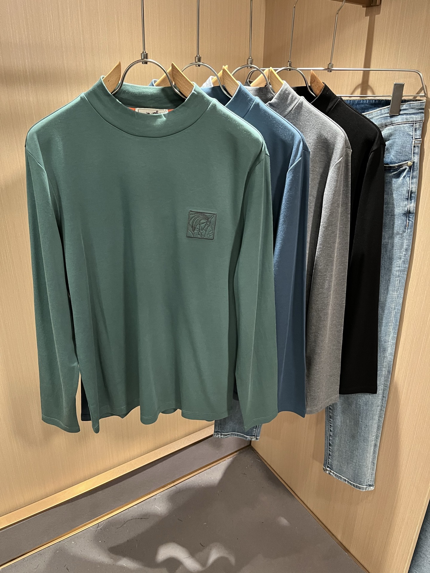 NO:511797,Her*mes autumn and winter new men's long-sleeved base T-shirt, a brand new upgraded versatile basic style, low-key and luxurious, and a choice of character!  Select high-quality and selected pure cotton fabrics!  Created, enjoy a relaxed and comfortable wearing experience, with super vertical performance, and has a strong sense of art. The iconic logo embroidery craftsmanship is designed with meticulous craftsmanship and high recognition, showing the new brand micro-label culture!  Classic perfect design, precise and in place for cutting. Simple and atmospheric style, and can show fashionable charm in daily leisure life. Size M-3XL, tees, t-shirt, alexander wang19860909Her*mes爱*仕秋冬新款男士长袖打底T恤,全新升级百搭基础款,低调奢华,品格之选！甄选优质精选纯棉面料！打造而成,享受轻松自在的穿着体验,有着超强的垂直性能 艺术感极强标志性logo刺绣工艺设计,工艺细致,辨识度极高,展现全新品牌微标文化！经典完美版型设计,在裁剪上精准到位.简约大气风格,又能在日常休闲生活中展现时尚魅力.尺码M-3XL,,tees，t-shirt,alexander wang,Men's clothing